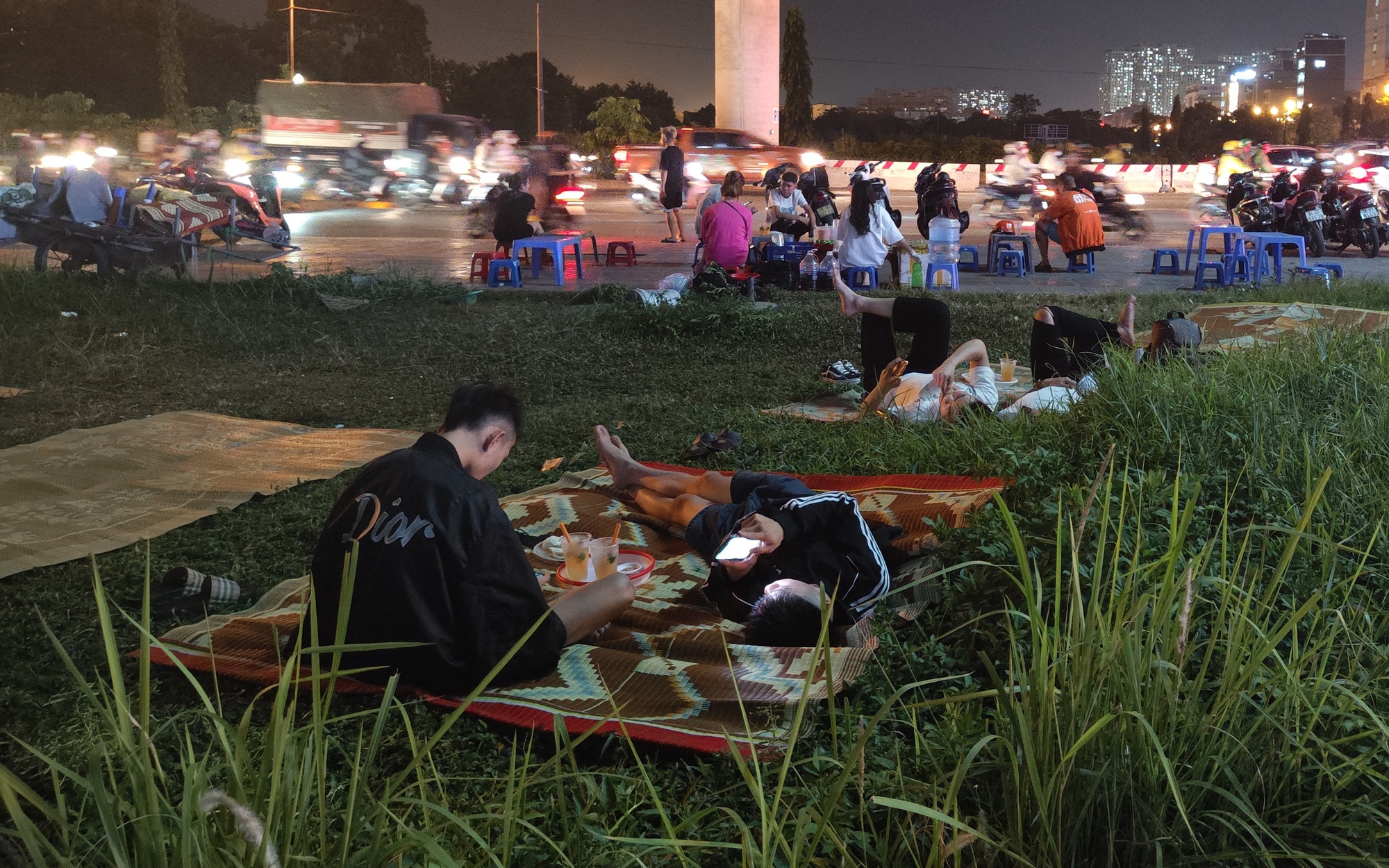 Quận Cầu Giấy (Hà Nội): Vỉa hè, công viên bị chiếm dụng trải chiếu cho thuê chỗ ngồi 
