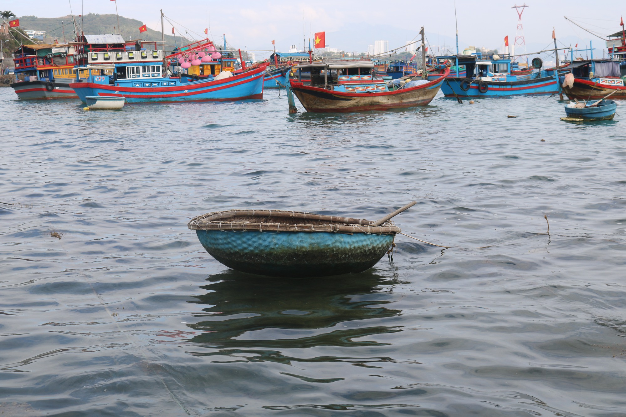 Kể chuyện làng: Thúng chai - kí ức đẹp của trẻ con làng chài - Ảnh 5.