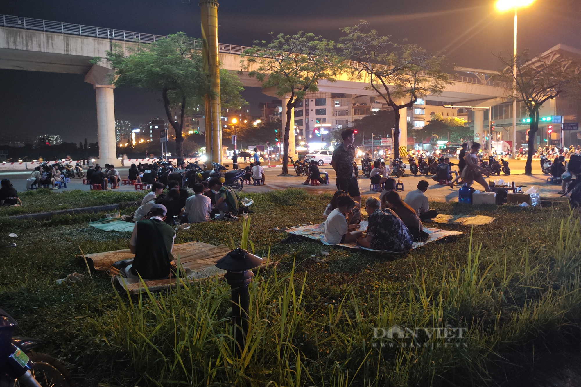 Hà Nội: &quot;Chiếm&quot; vỉa hè, công viên cho thuê chiếu ngồi giá đắt  - Ảnh 2.