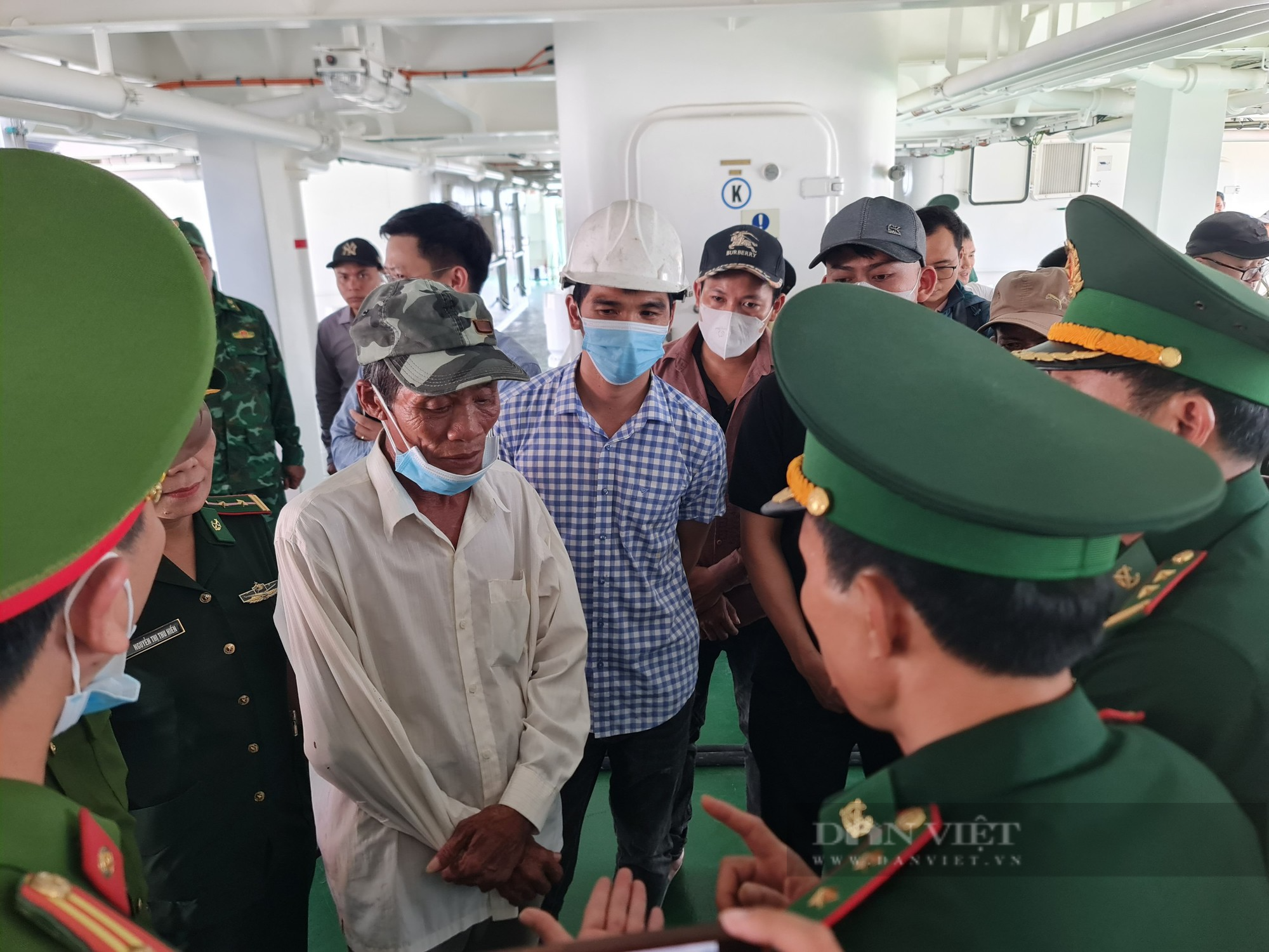 Hình ảnh đầu tiên hơn 80 ngư dân và 2 thi thể đã về tới Quảng Nam - Ảnh 2.