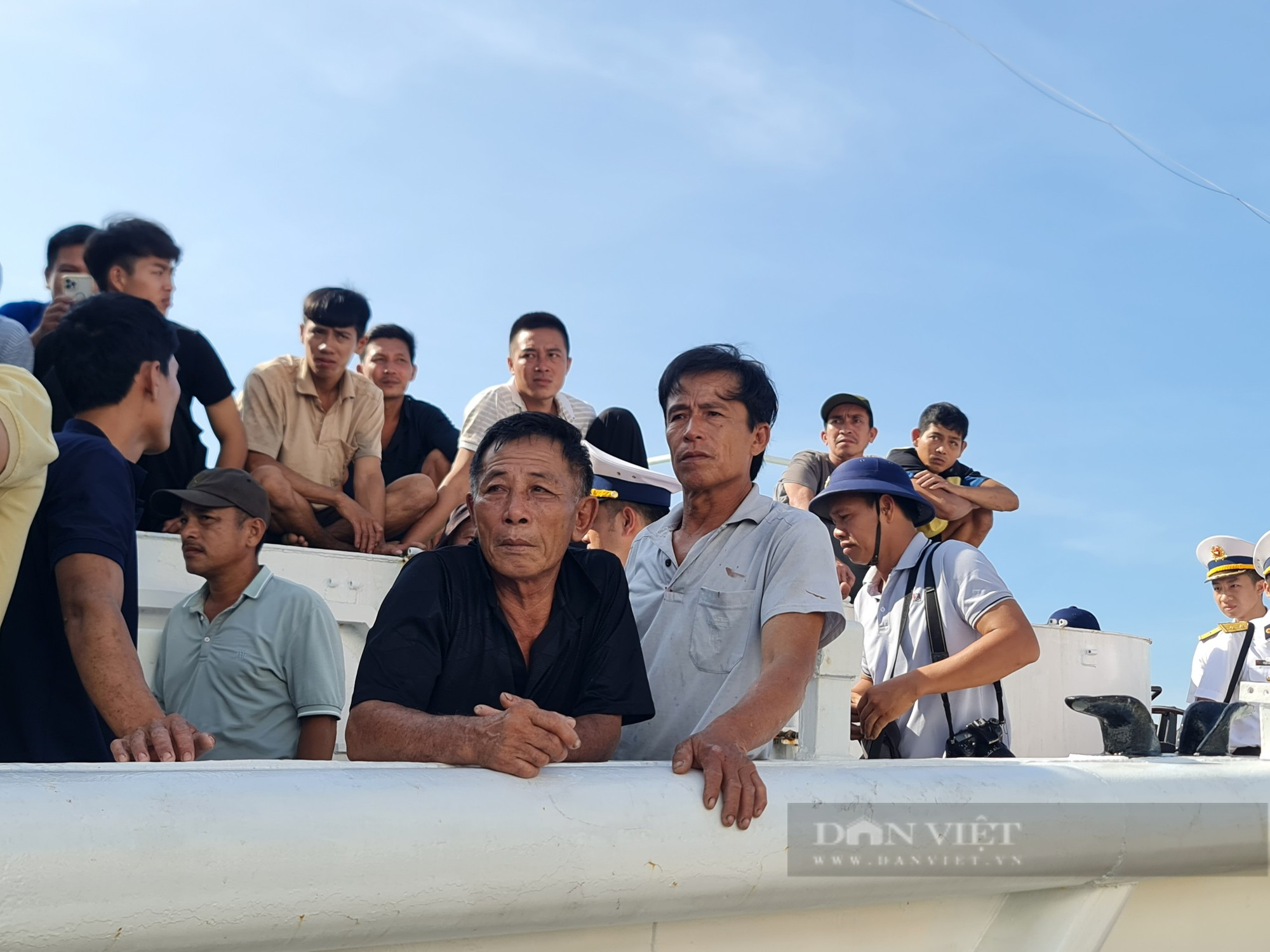 Hình ảnh đầu tiên hơn 80 ngư dân và 2 thi thể đã về tới Quảng Nam - Ảnh 4.