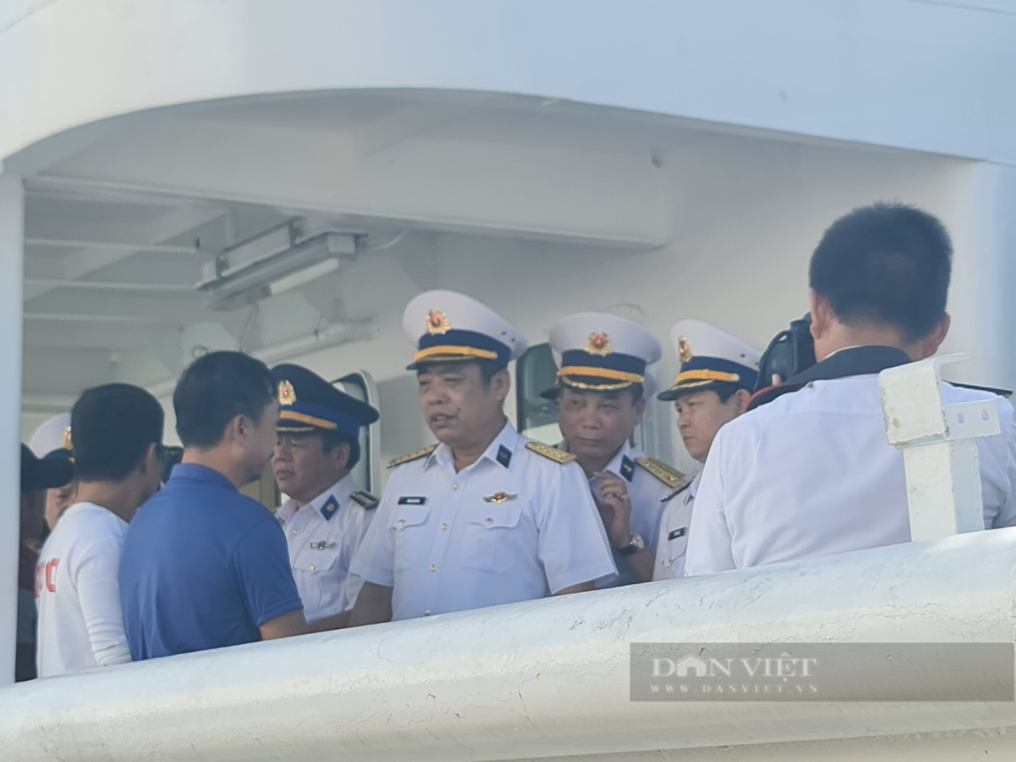 Hình ảnh đầu tiên hơn 80 ngư dân và 2 thi thể đã về tới Quảng Nam - Ảnh 5.