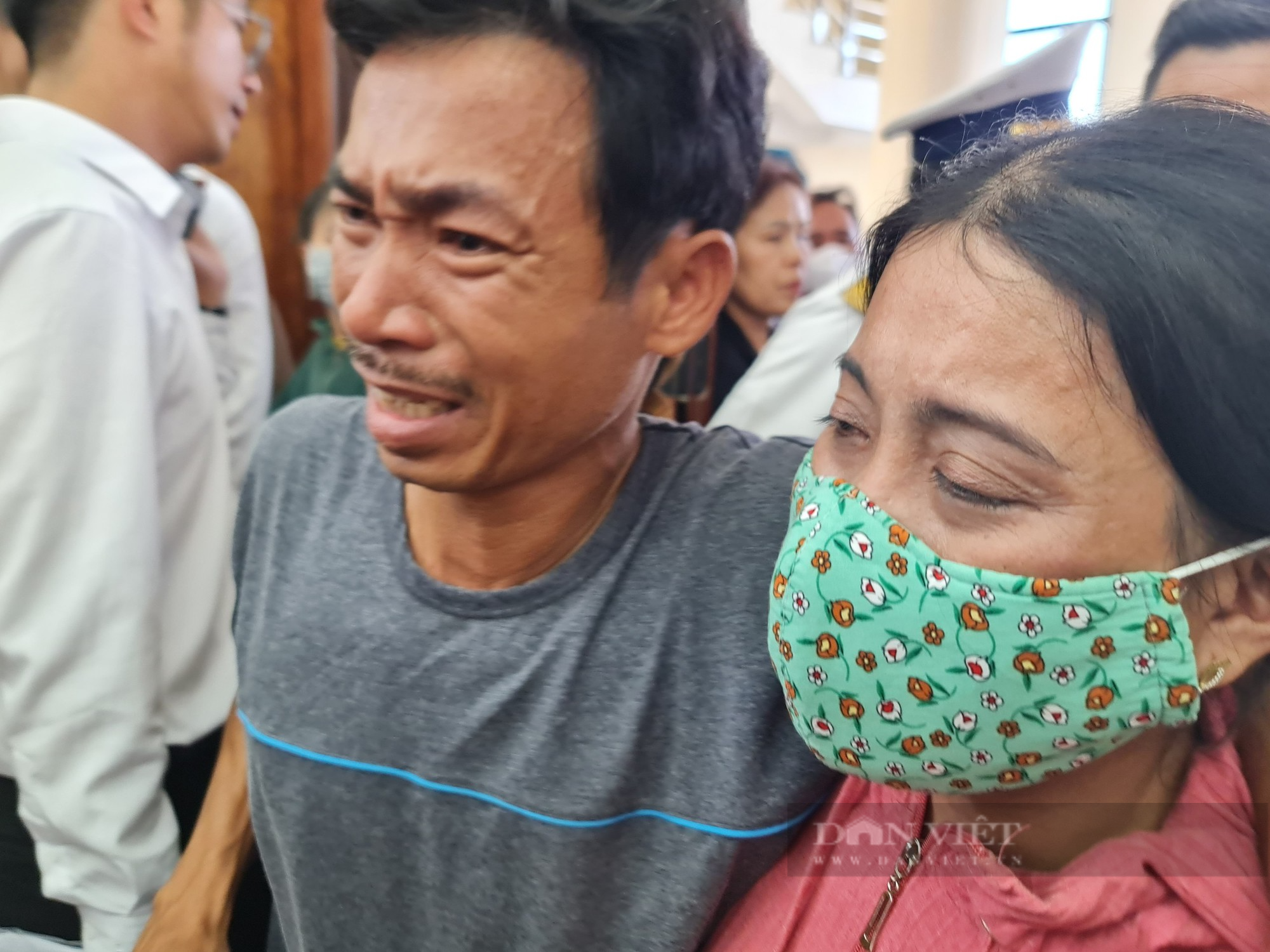 Đẫm nước mắt đón hơn 80 ngư dân của Quảng Nam gặp nạn ở Trường Sa về đất liền - Ảnh 4.