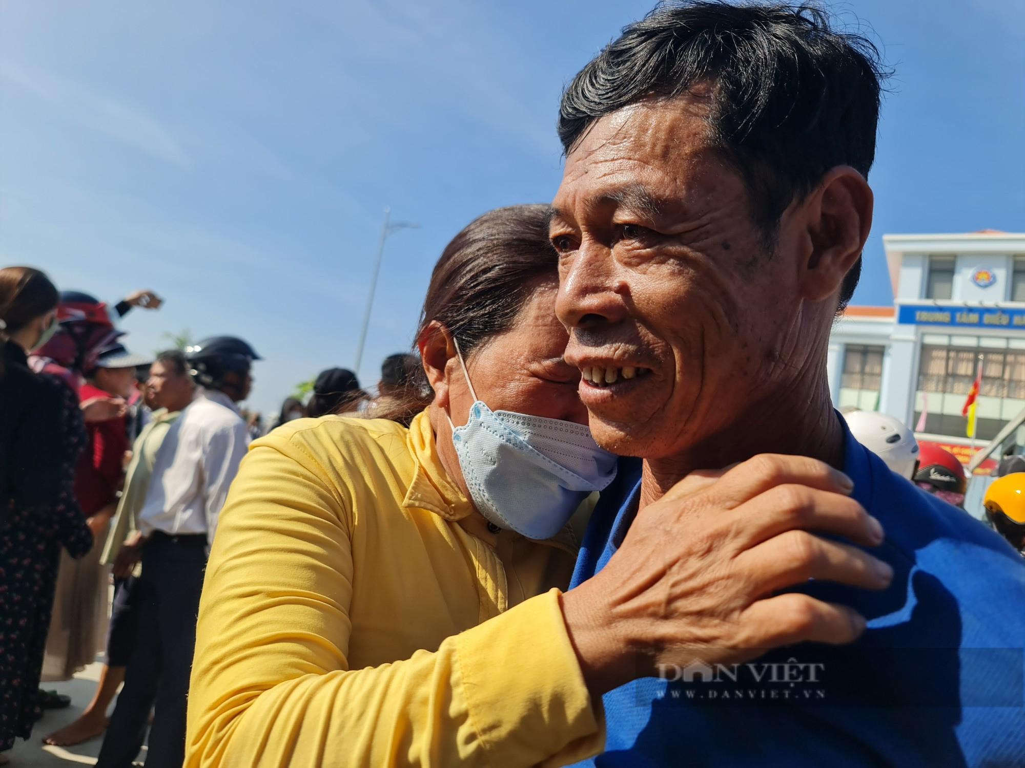 Đẫm nước mắt đón hơn 80 ngư dân của Quảng Nam gặp nạn ở Trường Sa về đất liền - Ảnh 6.