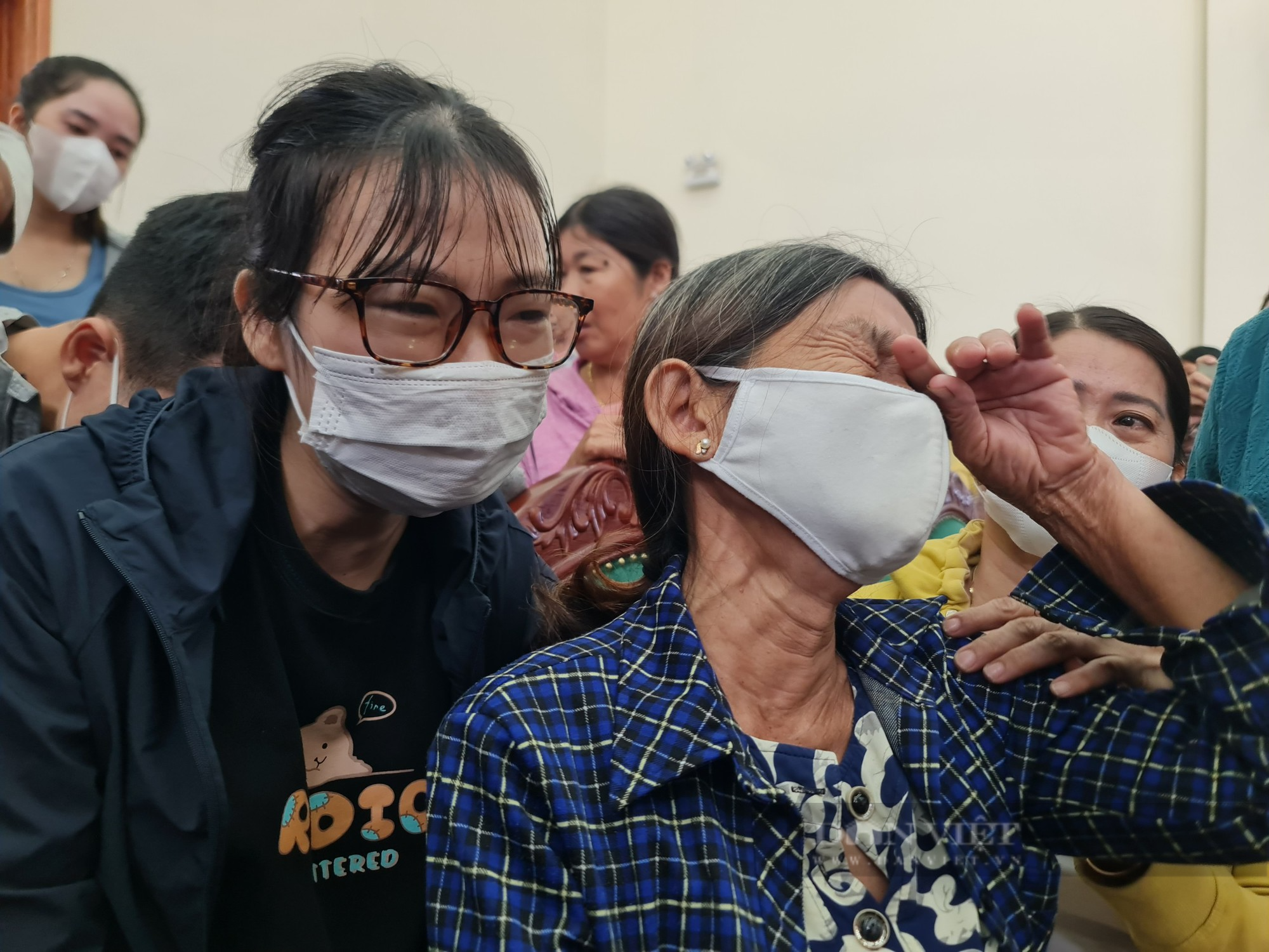Đẫm nước mắt đón hơn 80 ngư dân của Quảng Nam gặp nạn ở Trường Sa về đất liền - Ảnh 8.