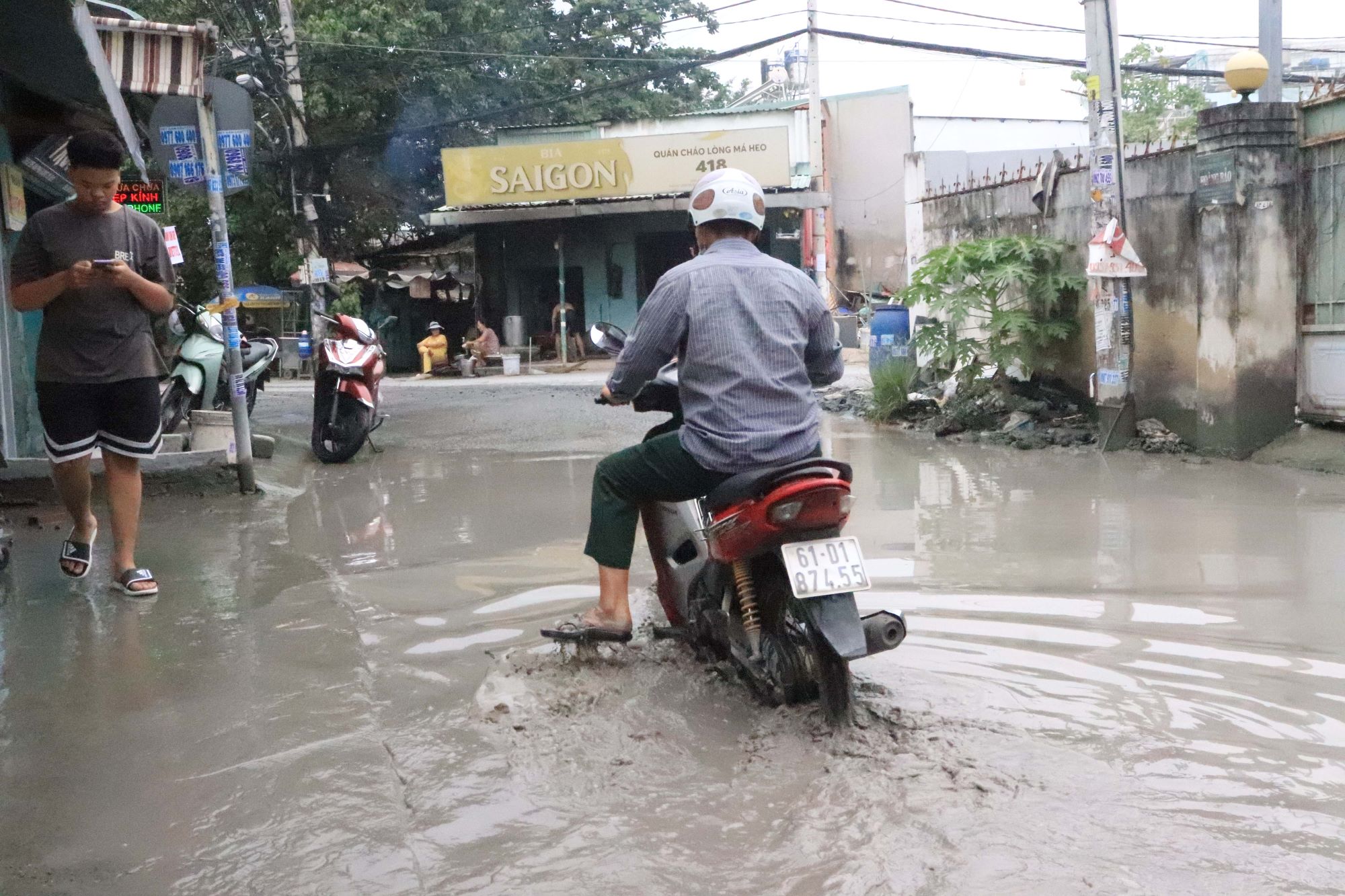 Con đường ngập nửa năm nước chưa rút ở Sài Gòn - Ảnh 4.