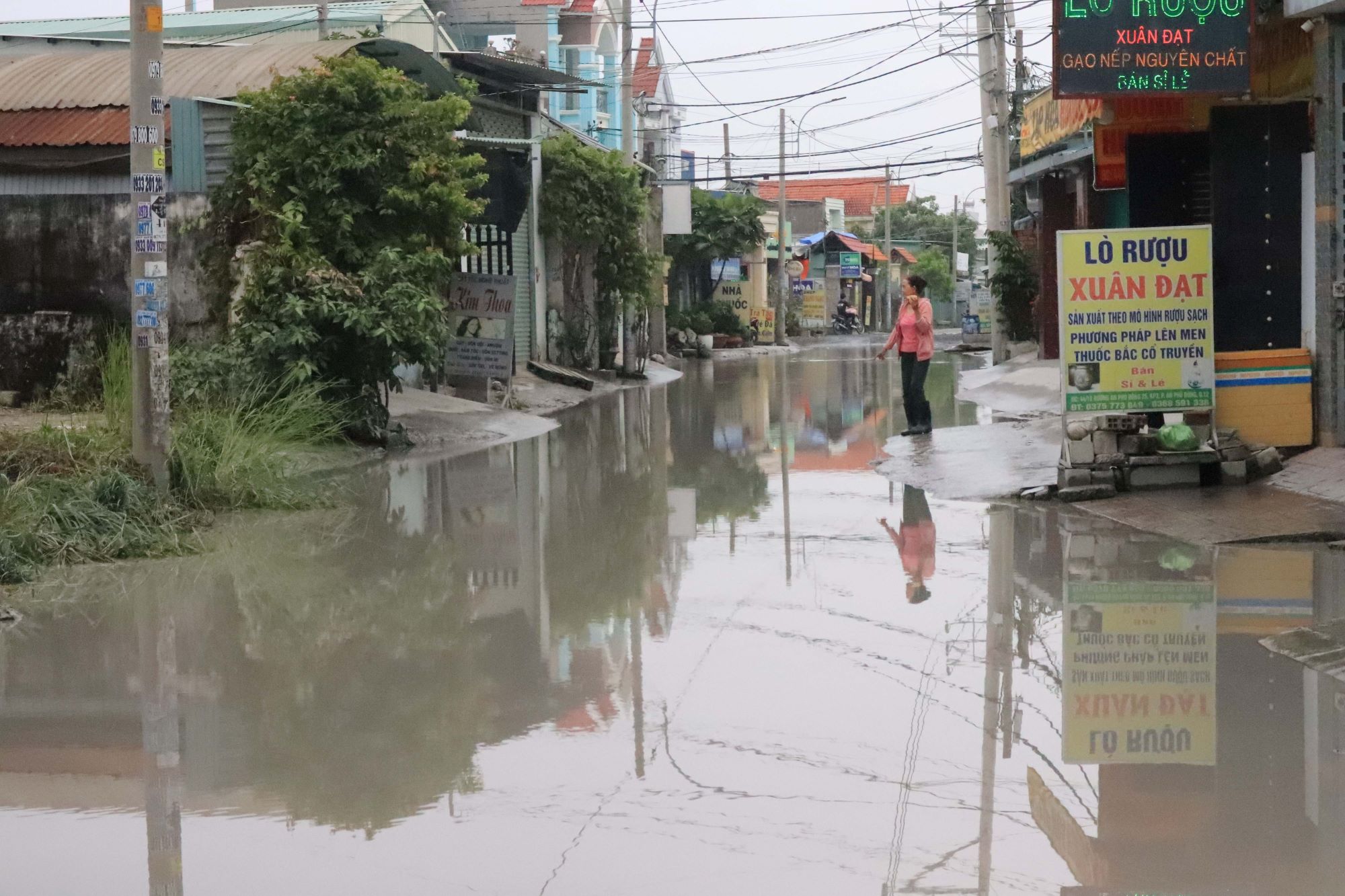 Con đường ngập nửa năm nước chưa rút ở Sài Gòn - Ảnh 1.