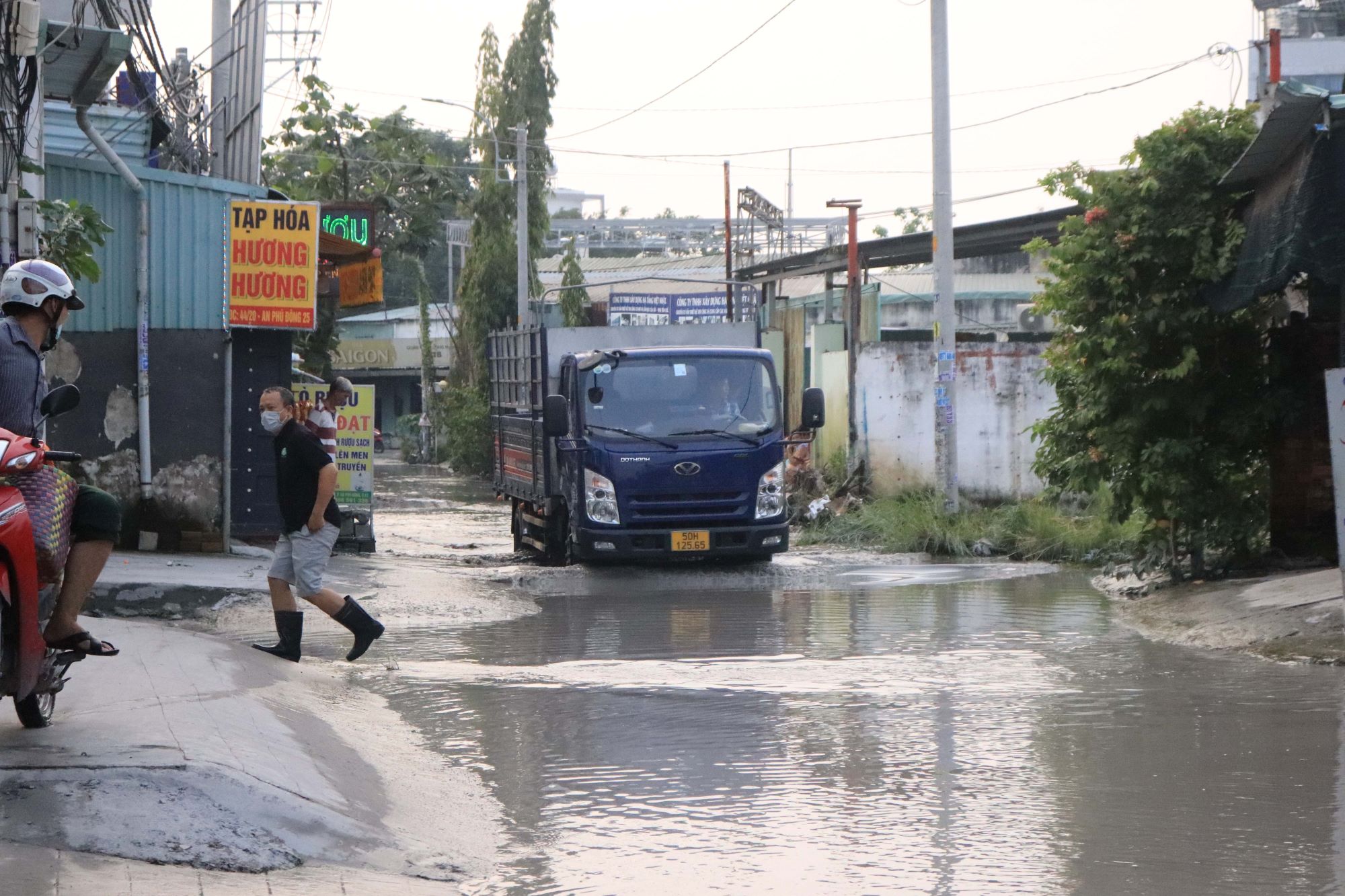 Con đường ngập nửa năm nước chưa rút ở Sài Gòn - Ảnh 3.