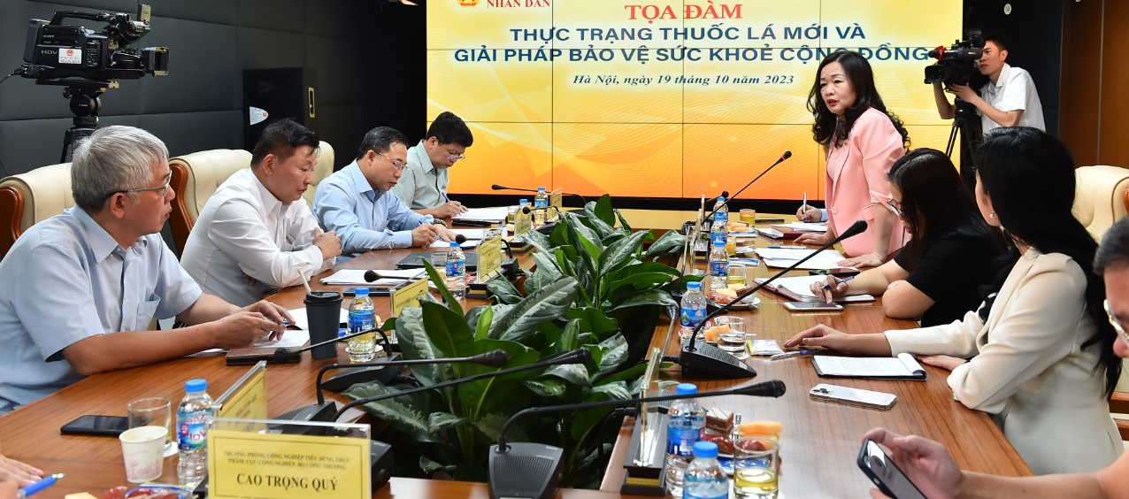 Thuốc lá điện tử nhập lậu ồ ạt, Đại biểu Quốc hội đề xuất quản chặt, cấm quảng cáo cho tặng thuốc lá điện tử - Ảnh 1.