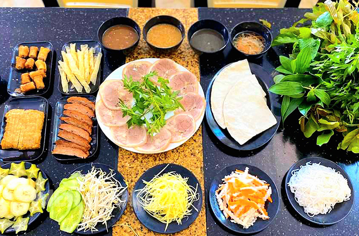 Loại bánh ngon nổi tiếng ở Tây Ninh, sao ăn kèm với các loại rau rừng mới &quot;đôi lứa xứng đôi&quot;? - Ảnh 2.