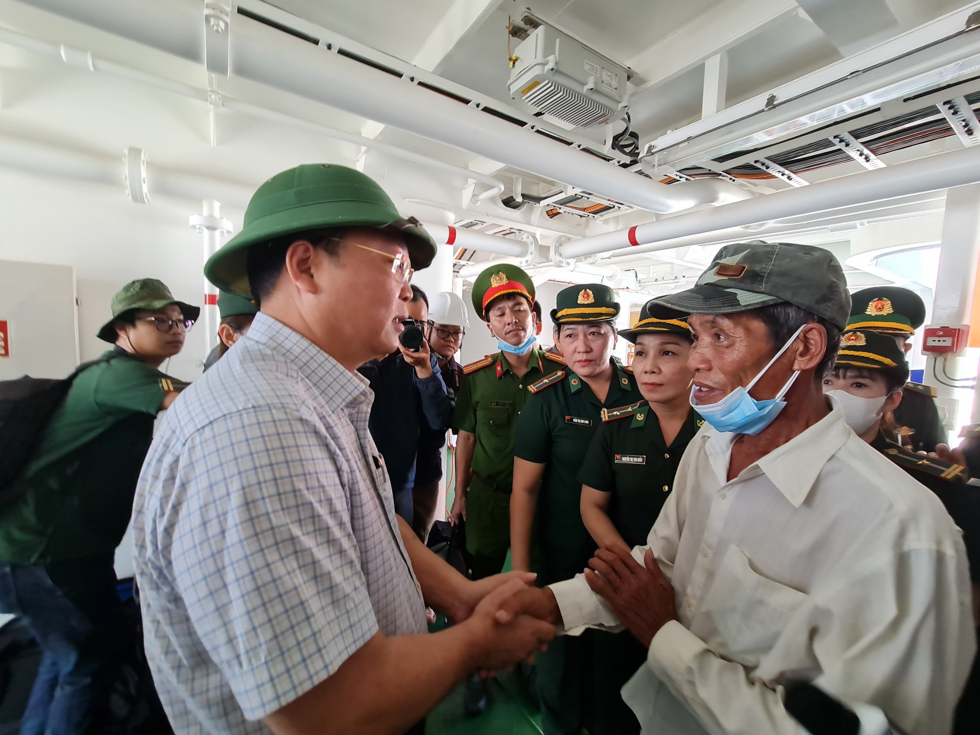 Hình ảnh đầu tiên hơn 80 ngư dân và 2 thi thể đã về tới Quảng Nam - Ảnh 1.