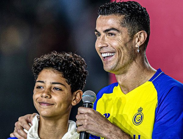 Khoác áo Al-Nassr, con trai Ronaldo nhận áo số 7 - Ảnh 1.