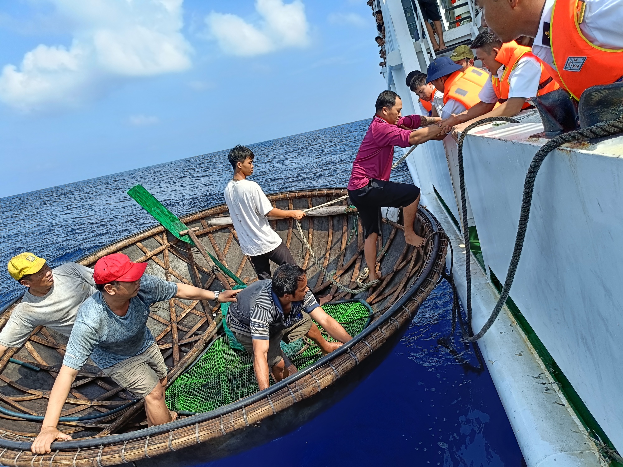 Giây phút cứu, đưa 81 ngư dân cùng 2 thi thể để bàn giao cho tỉnh Quảng Nam - Ảnh 1.