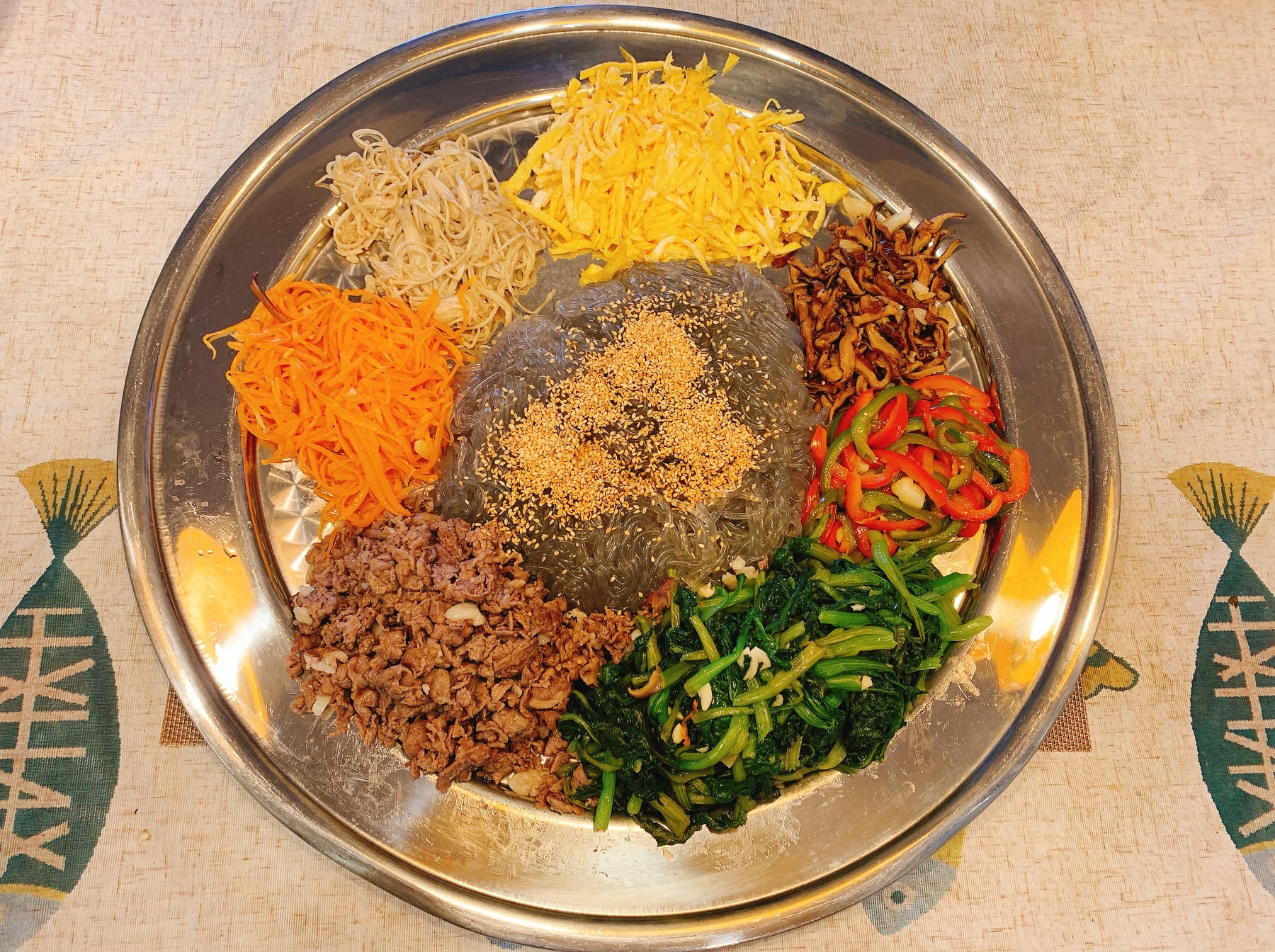 Mách bạn cách làm món miến trộn Hàn Quốc chuẩn vị tại nhà, đổi món cho gia đình ngày mưa lạnh - Ảnh 1.