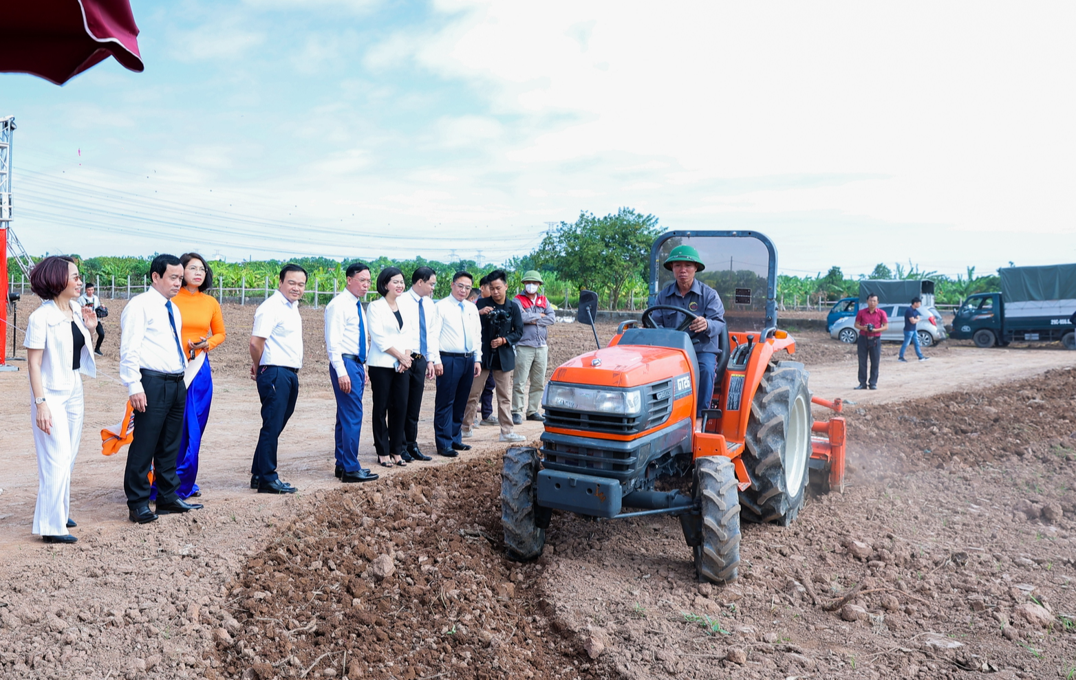 Hà Nội: Tận dụng đất hoang hóa ven sông phát triển trang trại rau an toàn phục vụ suất ăn bán trú trường học - Ảnh 2.