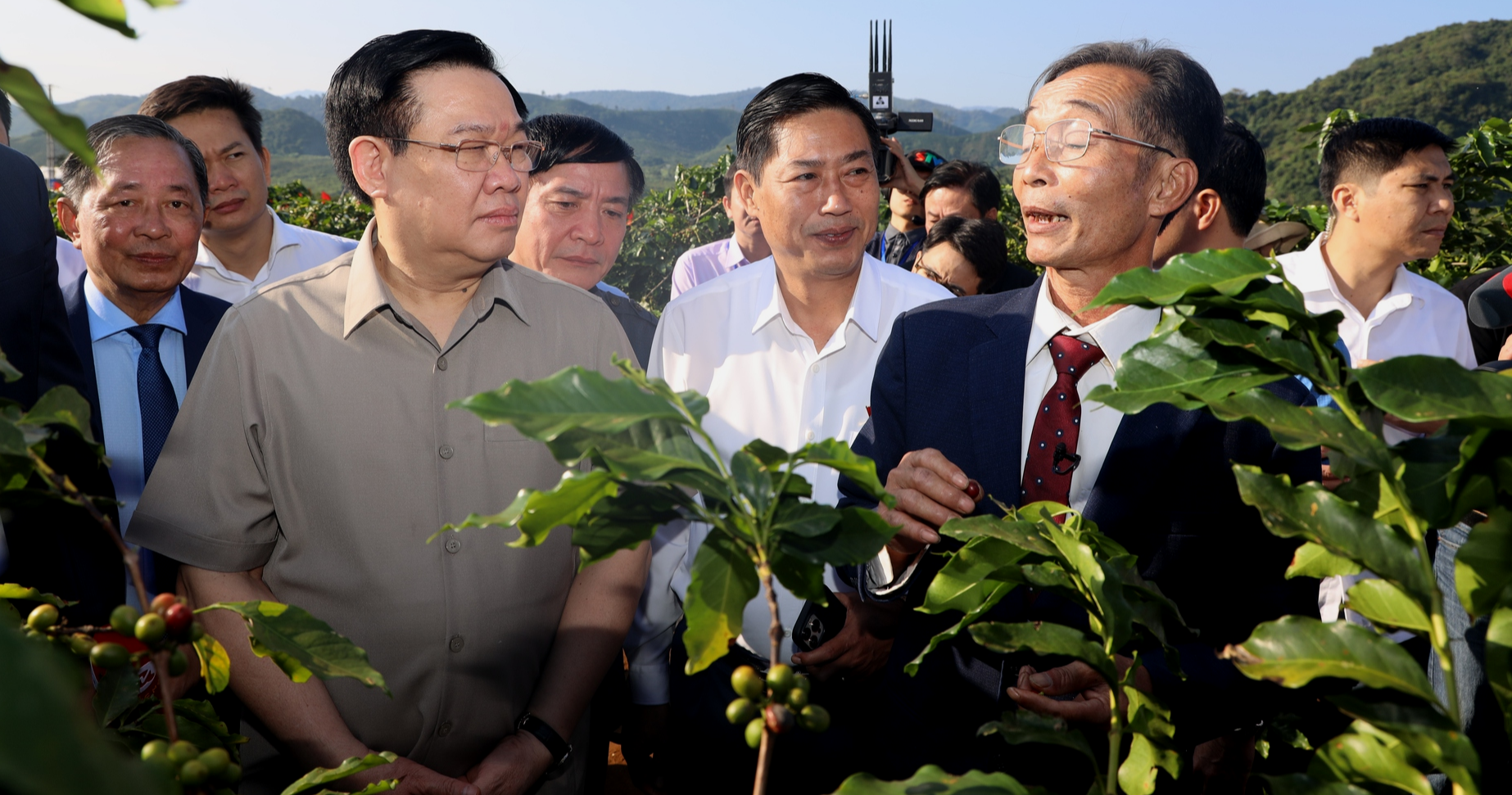 Chủ tịch Quốc Hội Vương Đình Huệ trao quà gia đình chính sách và dự Hội thi Nhà nông đua tài tỉnh Sơn La 2023 - Ảnh 2.