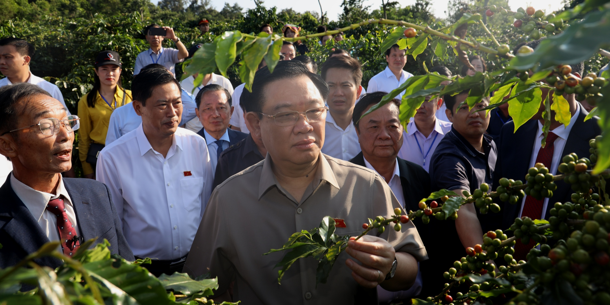 Chủ tịch Quốc Hội Vương Đình Huệ trao quà gia đình chính sách và dự Hội thi Nhà nông đua tài tỉnh Sơn La 2023 - Ảnh 3.
