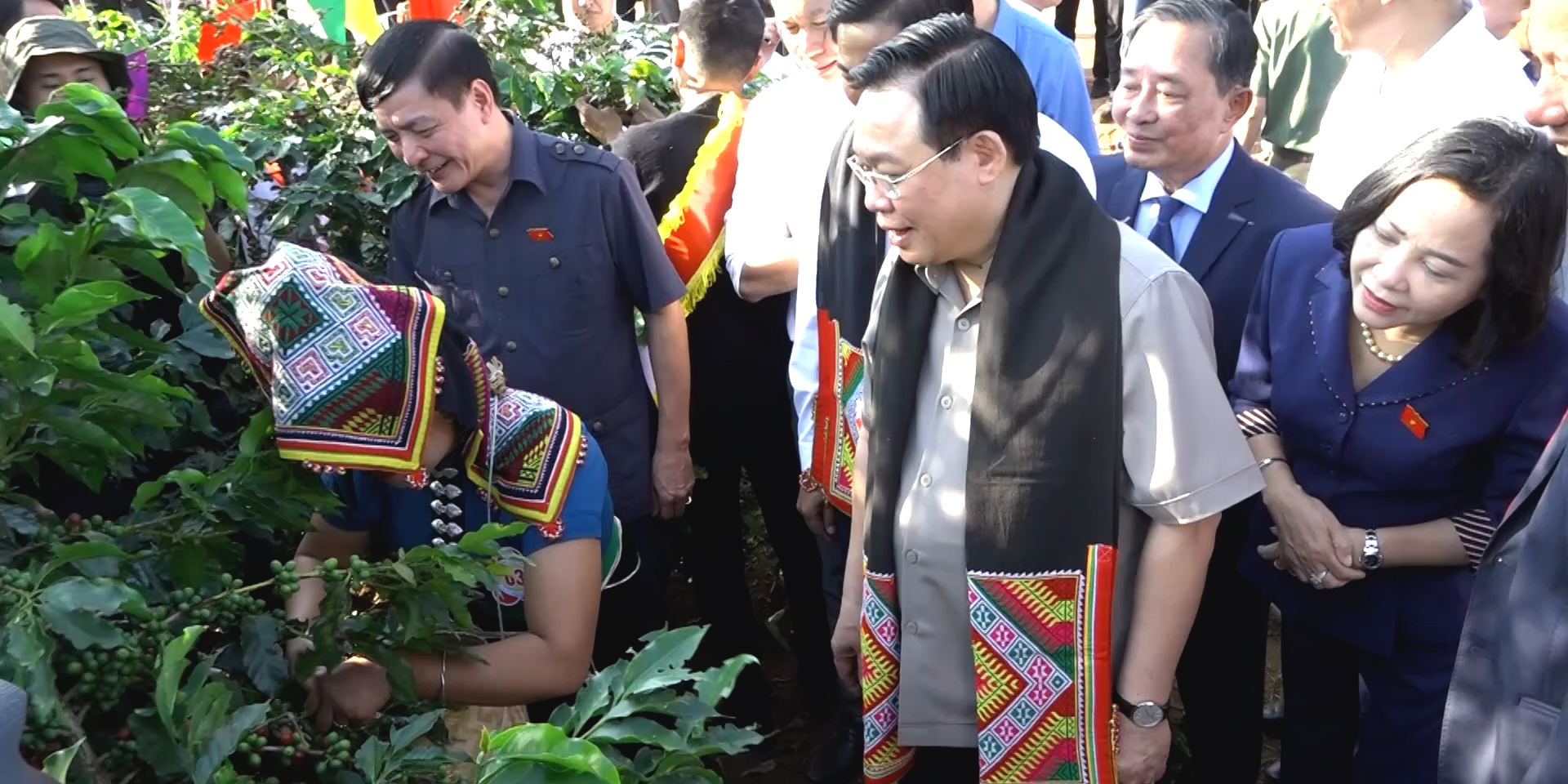 Chủ tịch Quốc Hội Vương Đình Huệ trao quà gia đình chính sách và dự Hội thi Nhà nông đua tài tỉnh Sơn La 2023 - Ảnh 6.