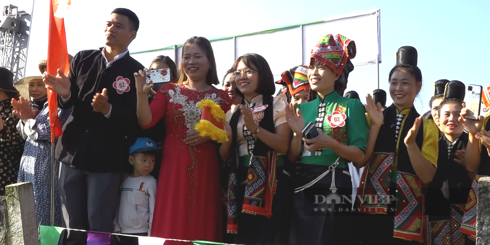 Chủ tịch Quốc Hội Vương Đình Huệ thăm gia đình chính sách và tham quan Hội thi Nhà nông đua tài tỉnh Sơn La 2023 - Ảnh 5.