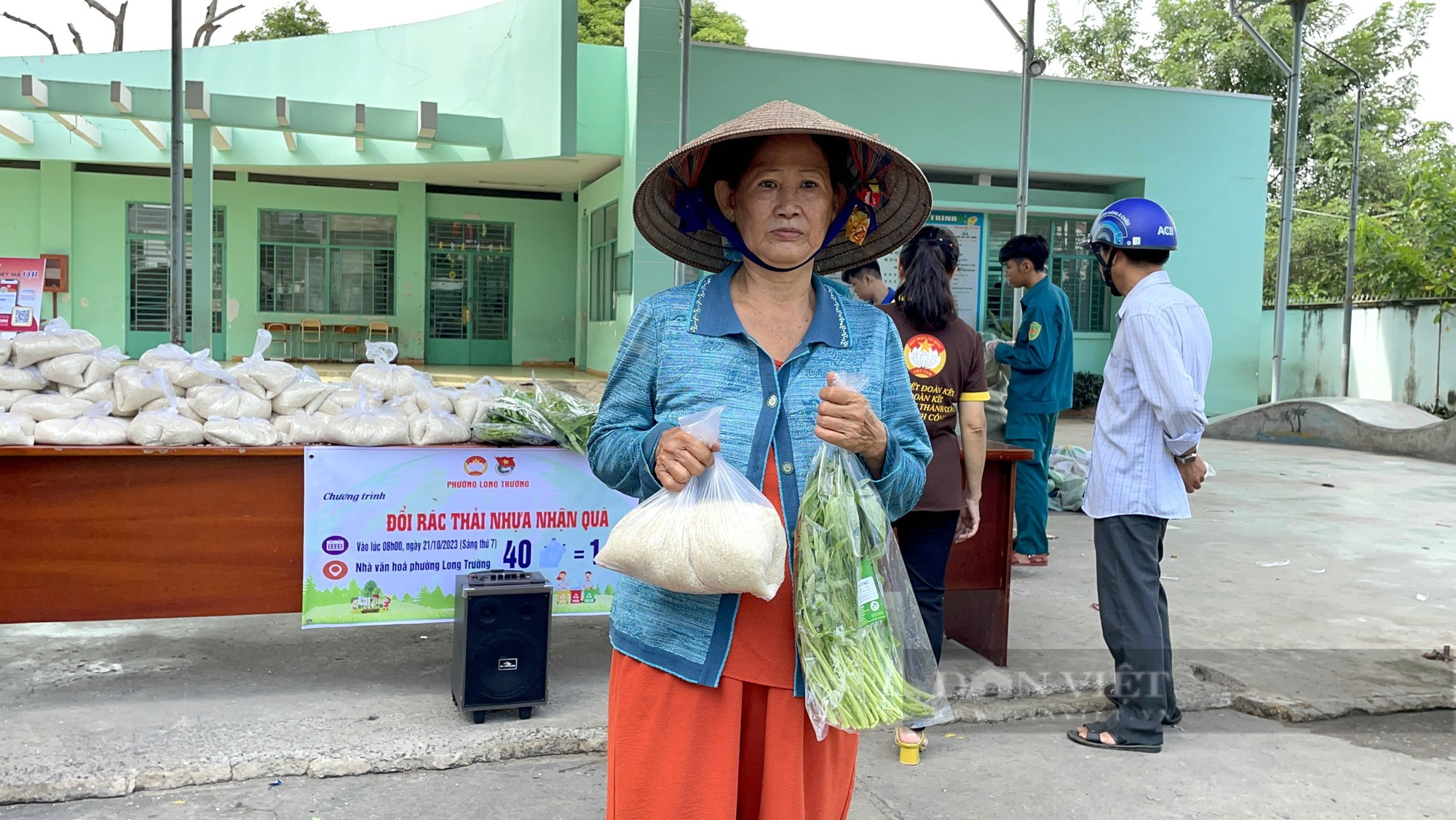 Đổi rác thải lấy… quà - Ảnh 2.