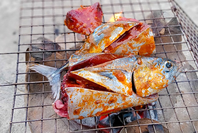 Một loại cá tươi ngời ánh nước da bóng loáng ở Bình Định làm kiểu gì ăn cũng thơm ngon, đó là cá gì? - Ảnh 1.