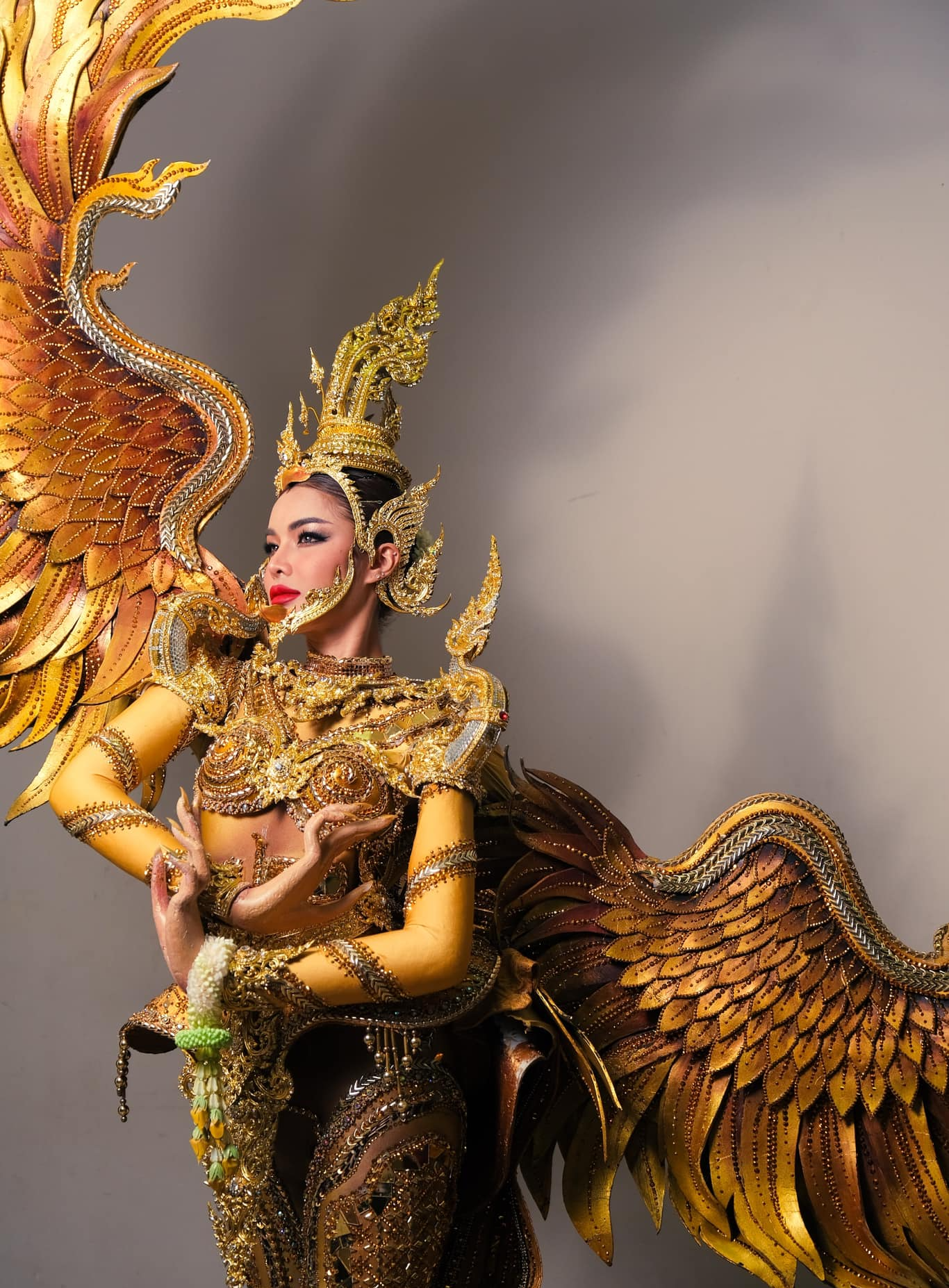 Phần thi trang phục dân tộc Miss Grand International 2023: Lê Hoàng Phương, mỹ nhân Thái Lan nổi bật nhất? - Ảnh 6.