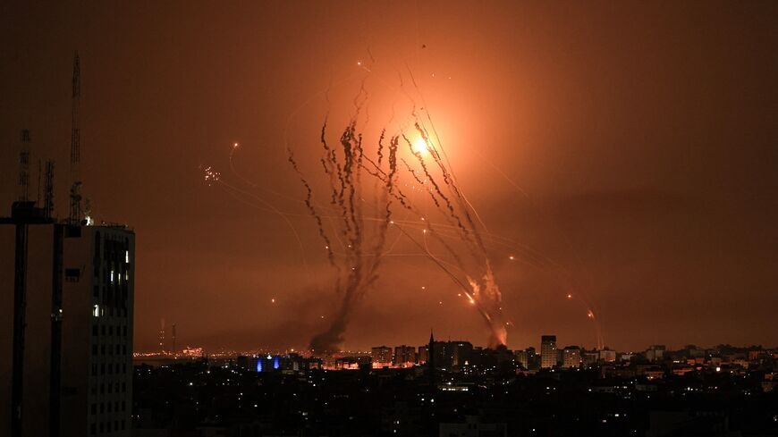 Hamas bất ngờ thả 2 con tin Mỹ, Israel tiếp tục không kích dữ dội vào Gaza   - Ảnh 1.