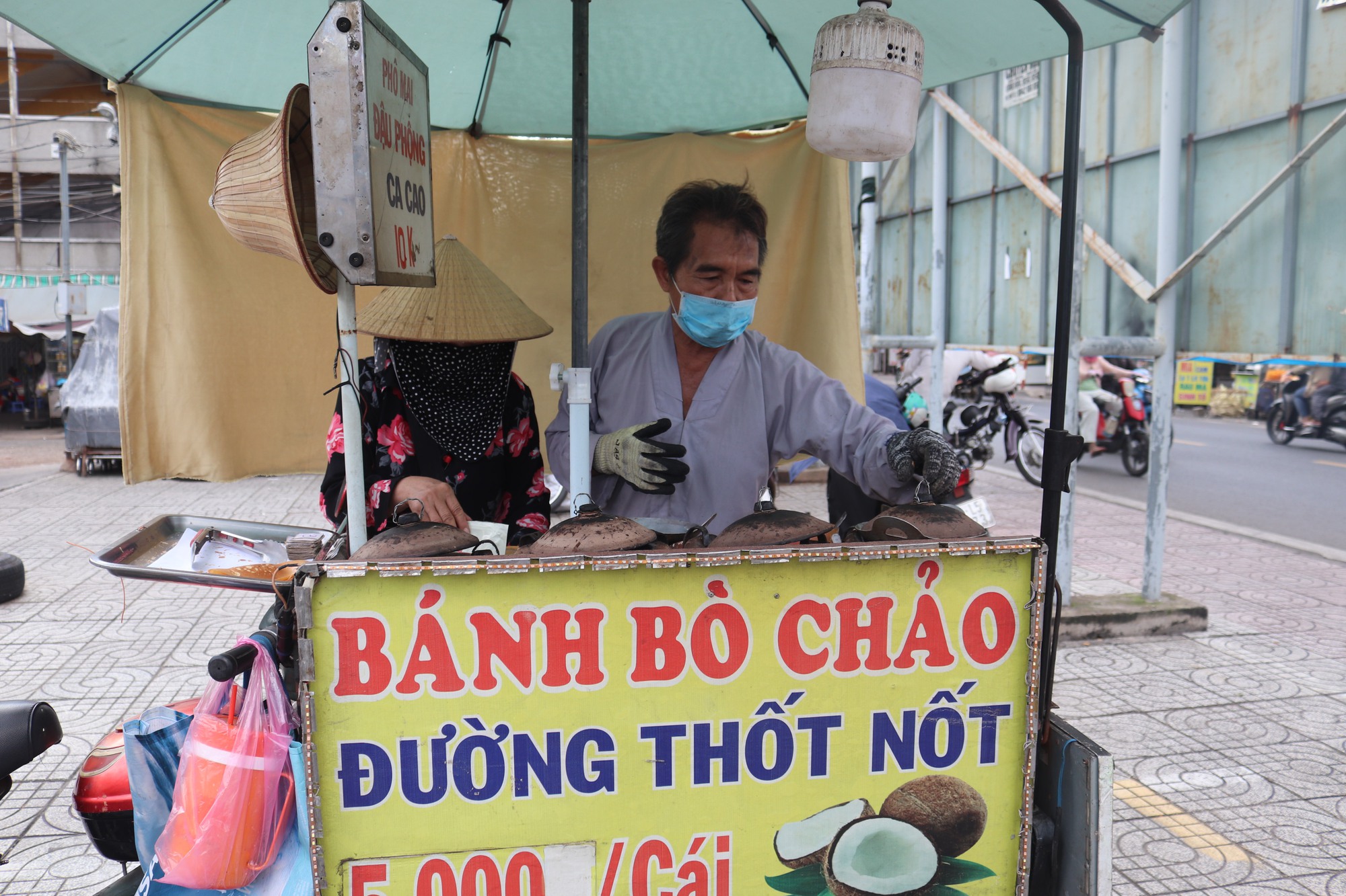 Bánh bò chảo giá 5.000 đồng khiến nhiều khách Sài Gòn xếp hàng chờ mua - Ảnh 1.