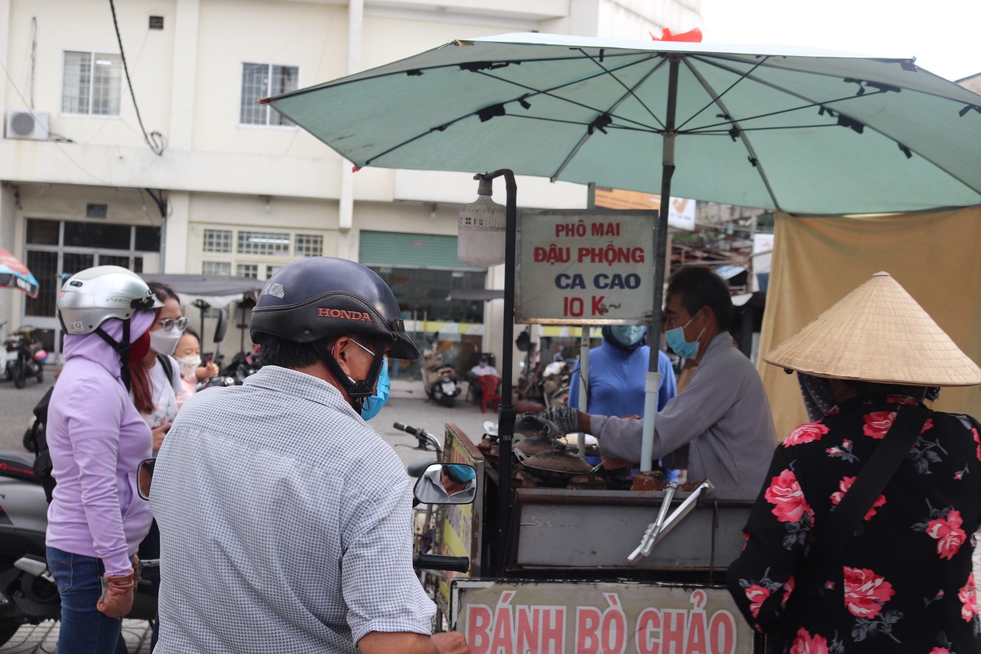 Bánh bò chảo giá 5.000 đồng khiến nhiều khách Sài Gòn xếp hàng chờ mua - Ảnh 6.