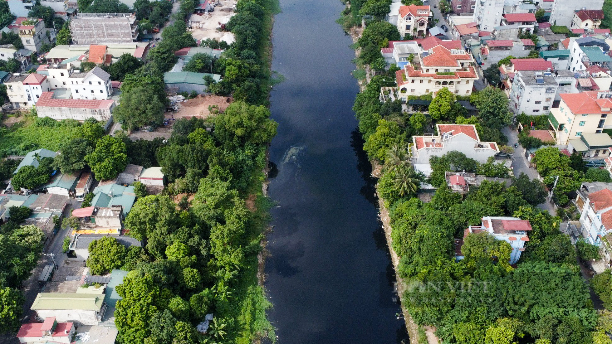 Hình ảnh dòng nước ô nhiễm của sông Nhuệ chảy ngược ra sông Hồng - Ảnh 2.