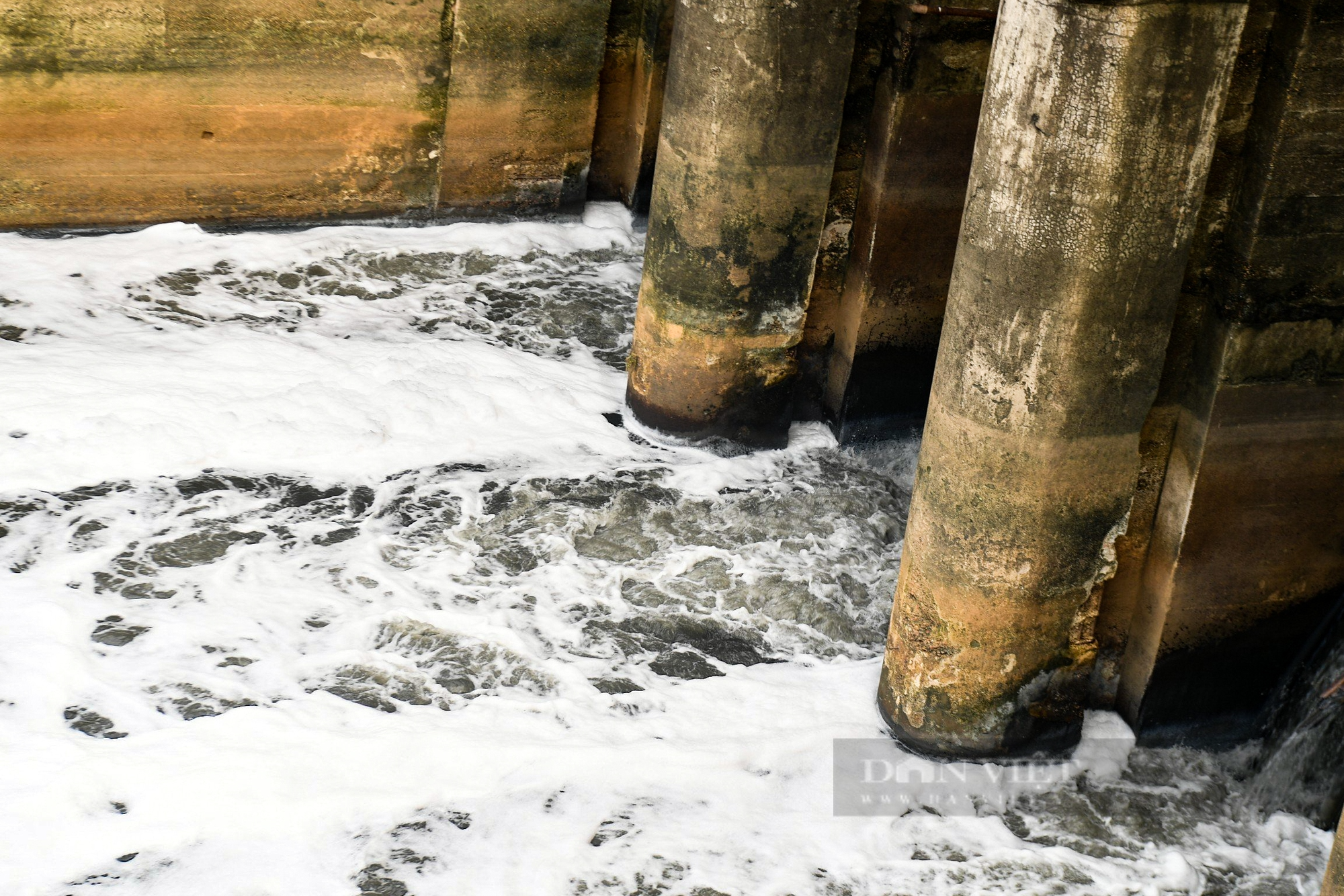 Hình ảnh dòng nước ô nhiễm của sông Nhuệ chảy ngược ra sông Hồng - Ảnh 6.