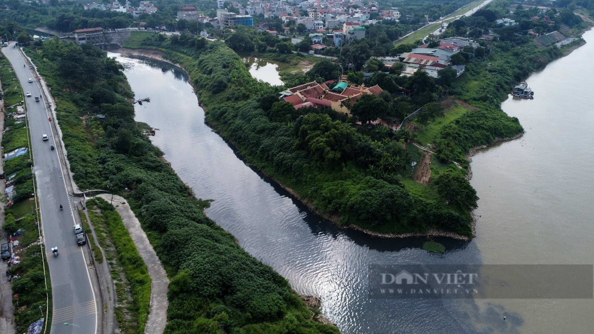 Hình ảnh dòng nước ô nhiễm của sông Nhuệ chảy ngược ra sông Hồng - Ảnh 7.