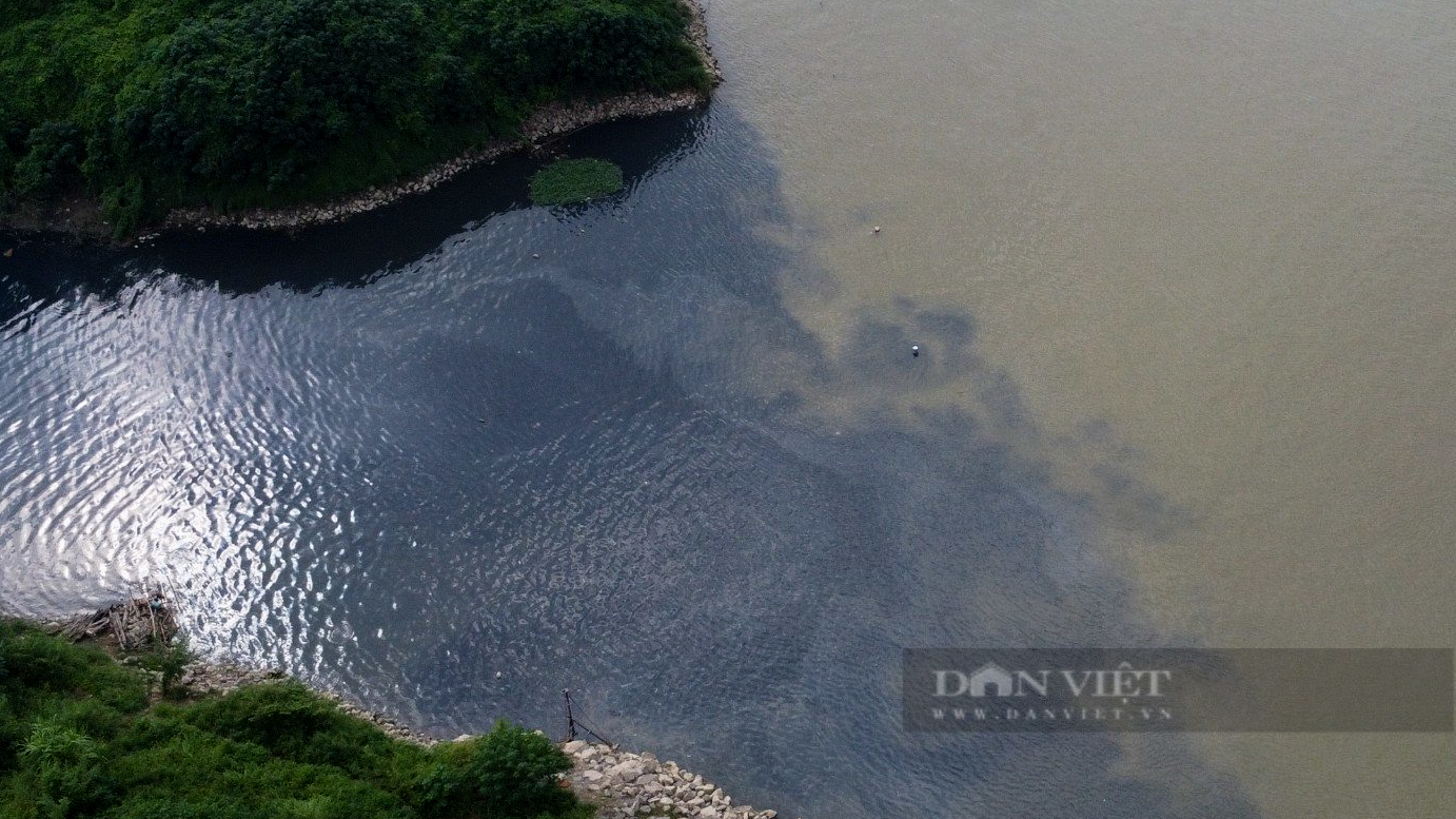 Hình ảnh dòng nước ô nhiễm của sông Nhuệ chảy ngược ra sông Hồng - Ảnh 9.