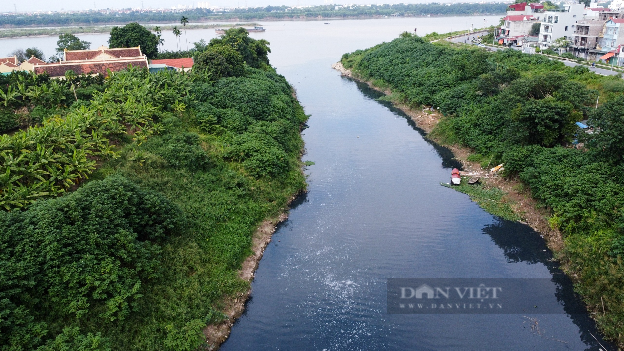 Hình ảnh dòng nước ô nhiễm của sông Nhuệ chảy ngược ra sông Hồng - Ảnh 10.