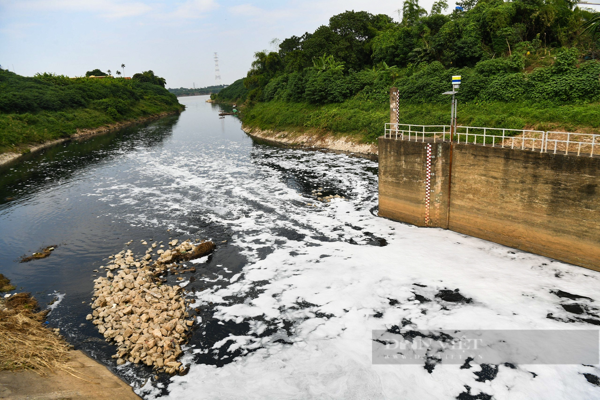Cận cảnh dòng nước ô nhiễm của sông Nhuệ đang chảy ngược ra sông Hồng - Ảnh 8.