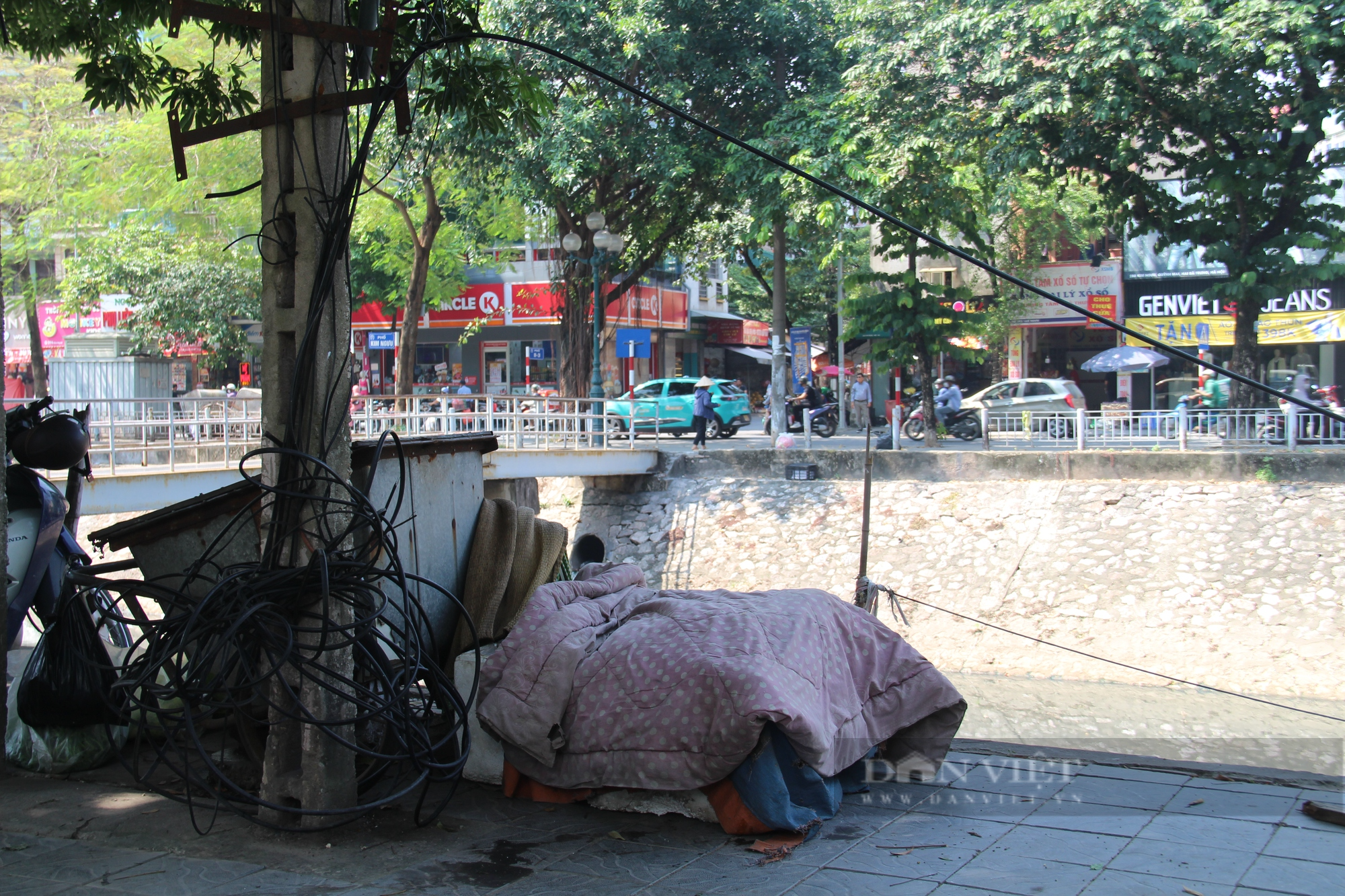 Cầu xuống cấp, lan can nghiêng ngả giữa lòng Hà Nội - Ảnh 3.