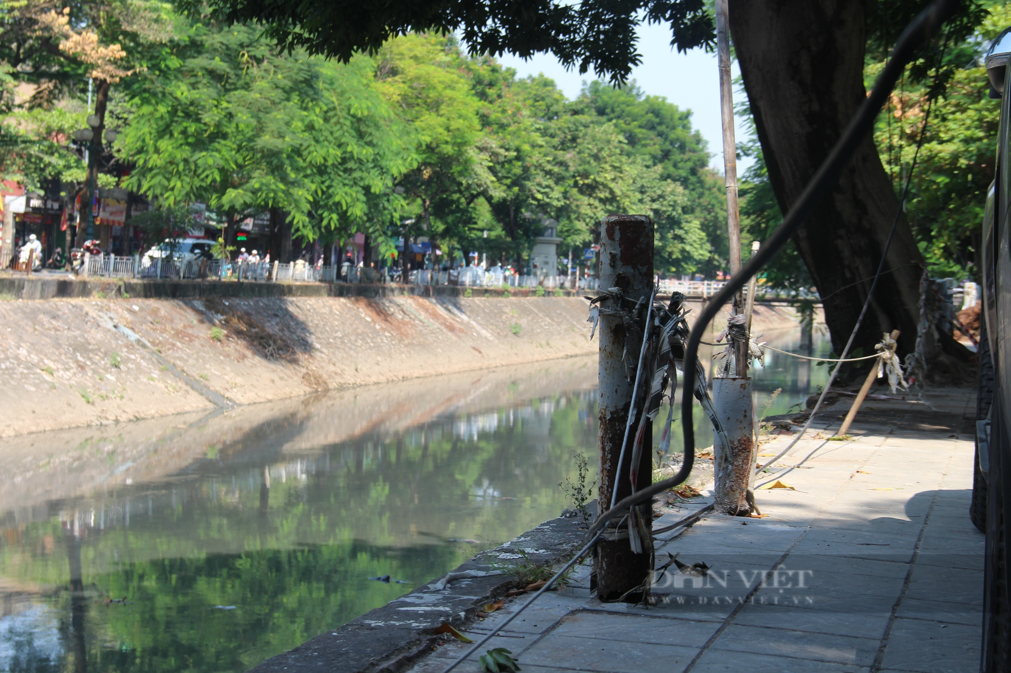 Cầu xuống cấp, lan can nghiêng ngả giữa lòng Hà Nội - Ảnh 4.