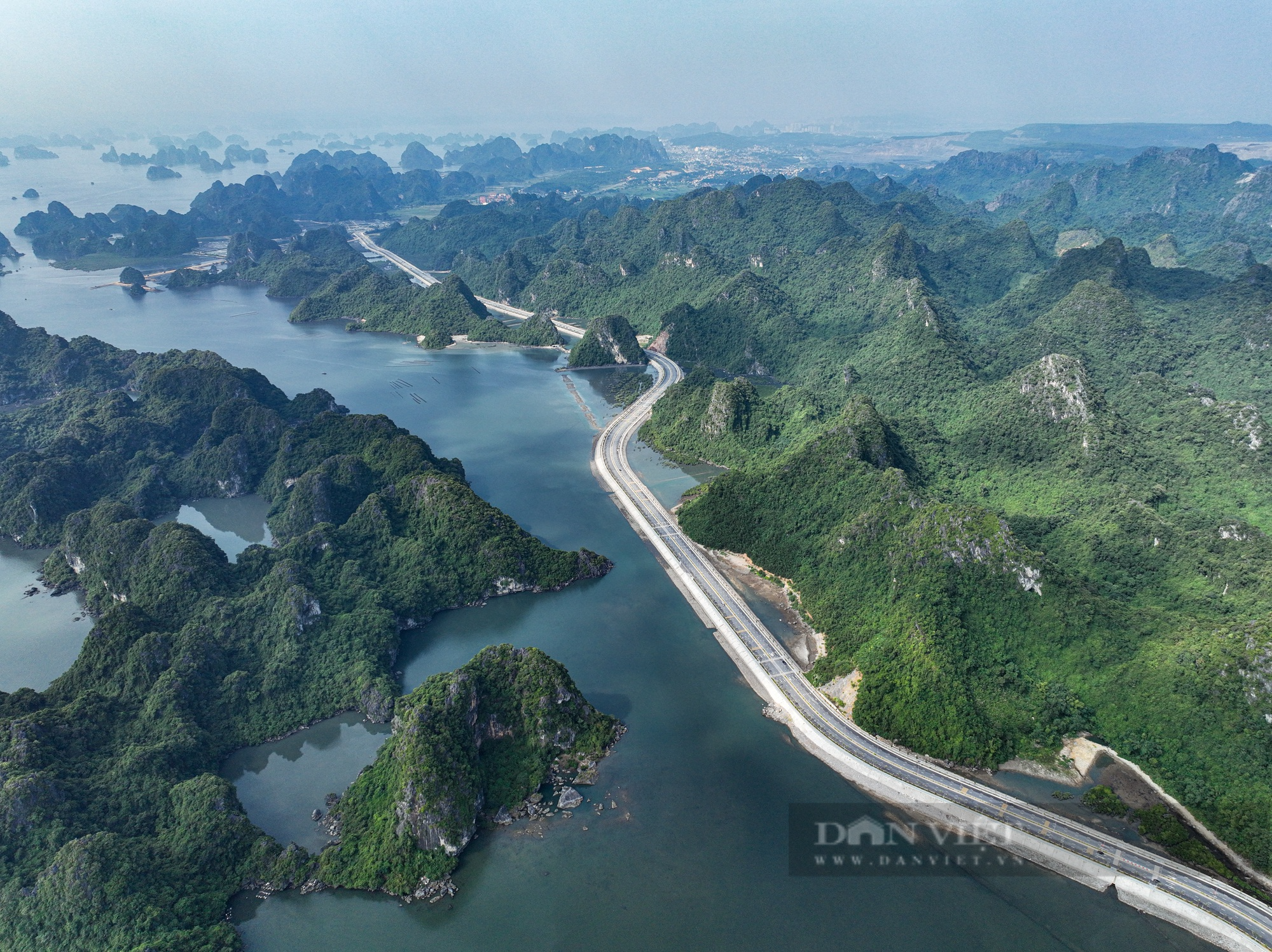 Toàn cảnh đường bao biển xuyên núi trị giá hơn 2.000 tỷ đồng kết nối hai thành phố lớn của Quảng Ninh - Ảnh 1.
