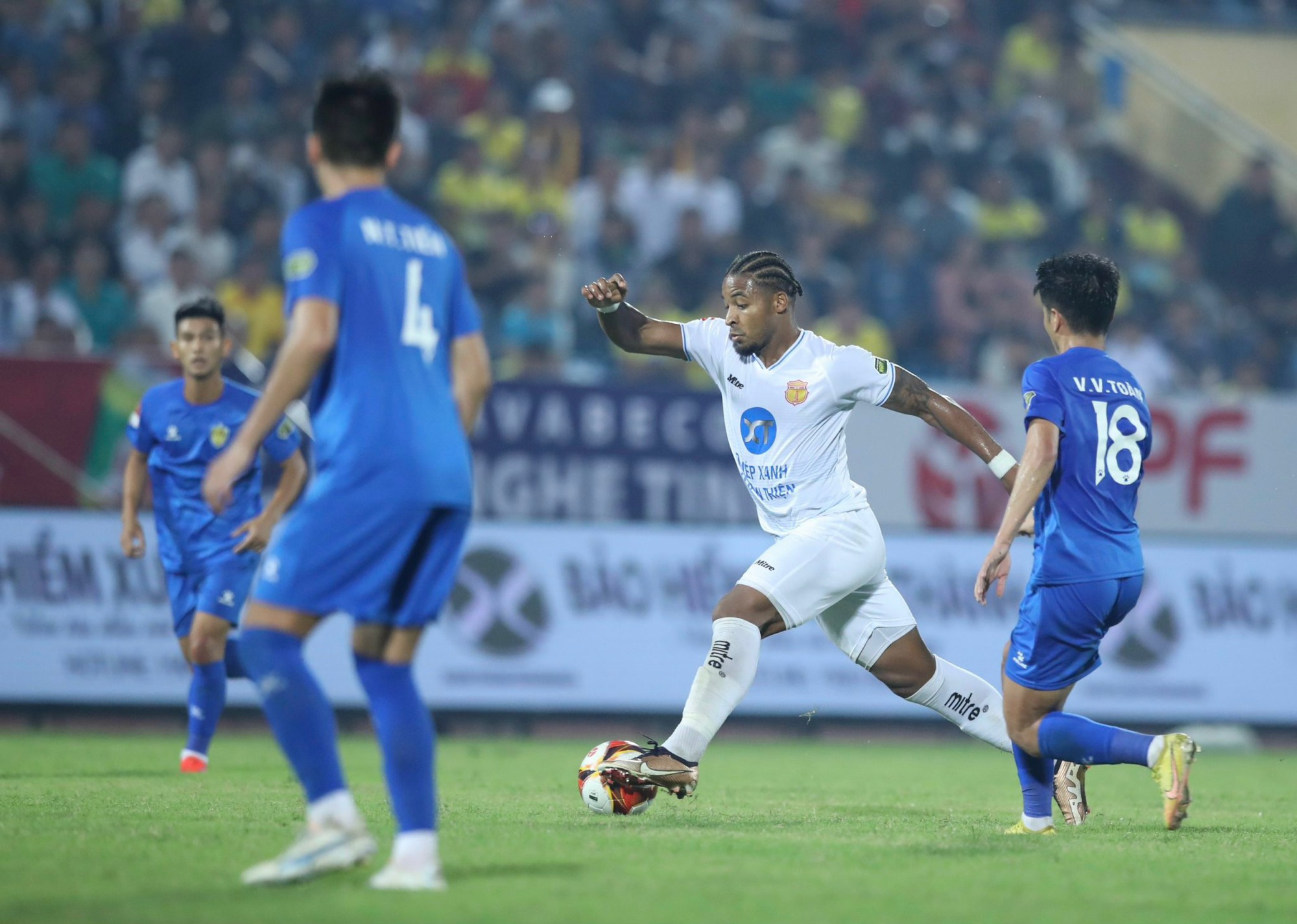 Văn Toàn có trận bóng đầu tiên trong màu áo Thép xanh Nam Định - Ảnh 4.