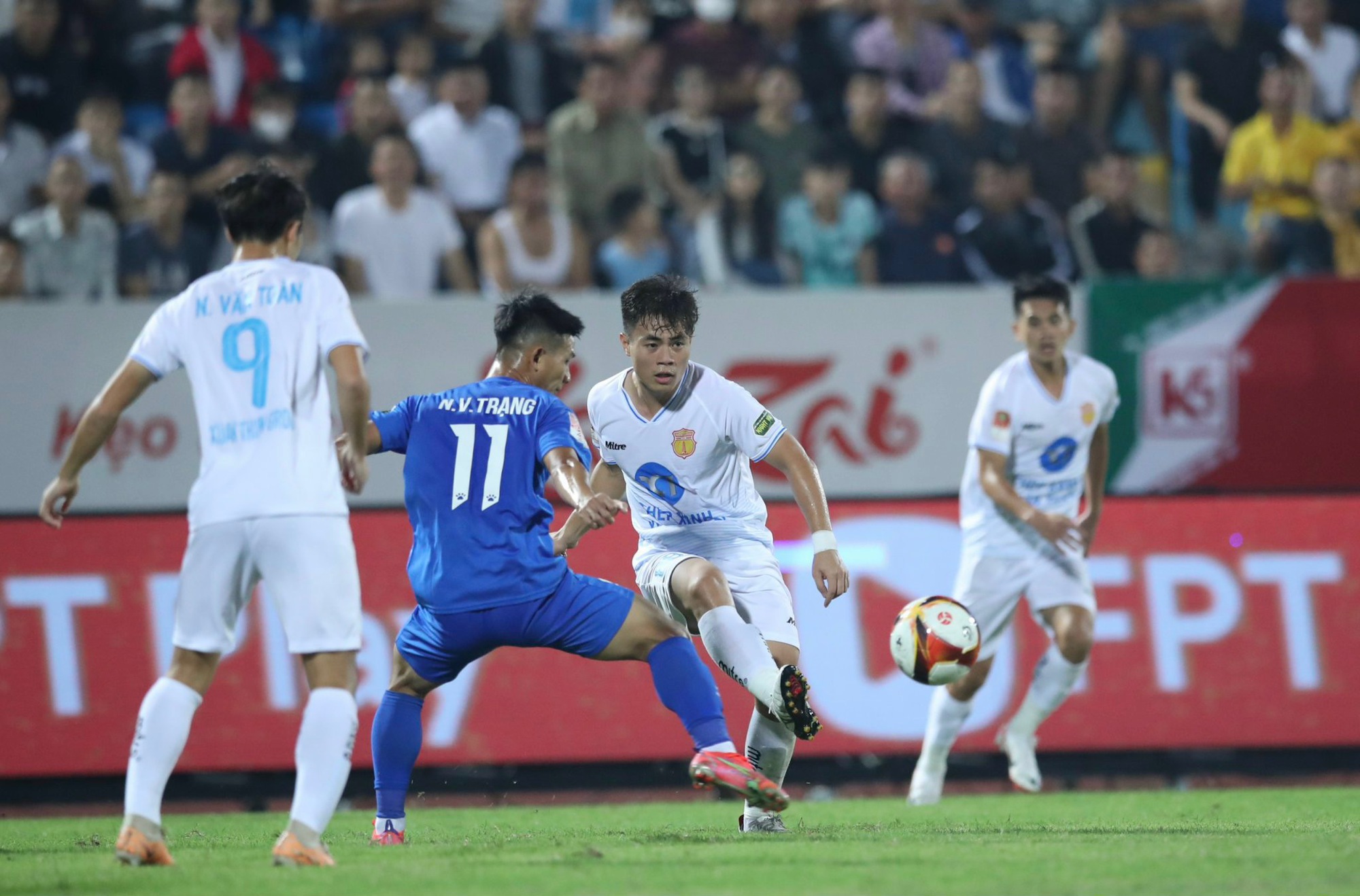 Văn Toàn có trận bóng đầu tiên trong màu áo Thép xanh Nam Định - Ảnh 3.