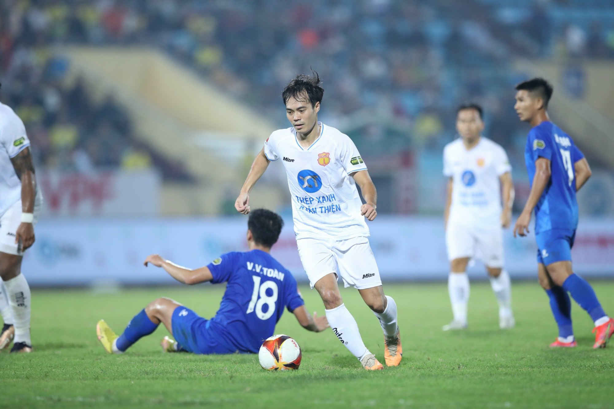 Văn Toàn có trận bóng đầu tiên trong màu áo Thép xanh Nam Định - Ảnh 10.