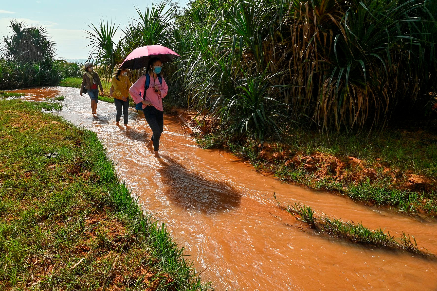 Bình Thuận có vô số sông, suối, vì sao con suối nông choèn, chả thấy ai tắm lại nổi tiếng mạng xã hội? - Ảnh 2.