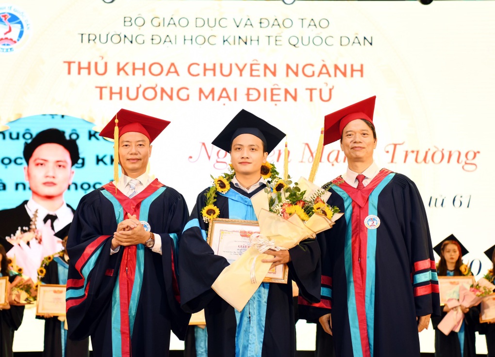 Thủ khoa Kinh tế quốc dân từng làm bảo vệ trang trải học phí - Ảnh 1.