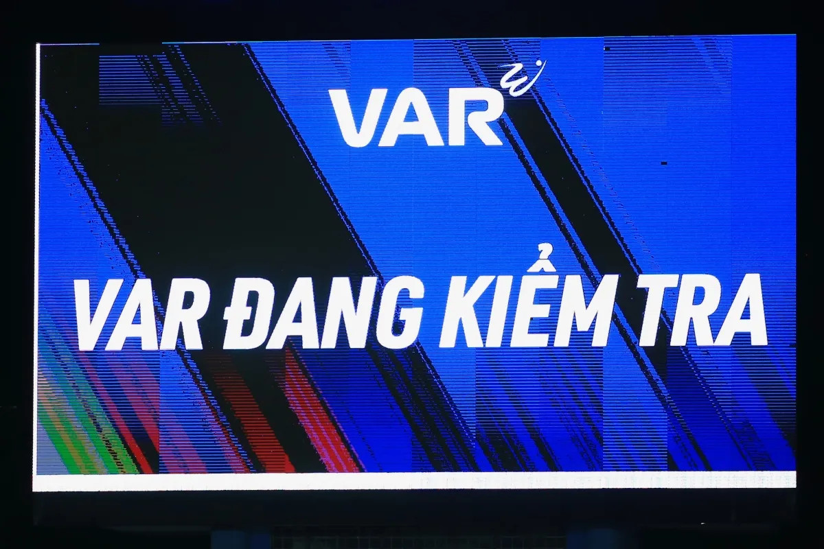 CĐV Đông Nam Á tá hỏa với màn check VAR ở V.League - Ảnh 1.