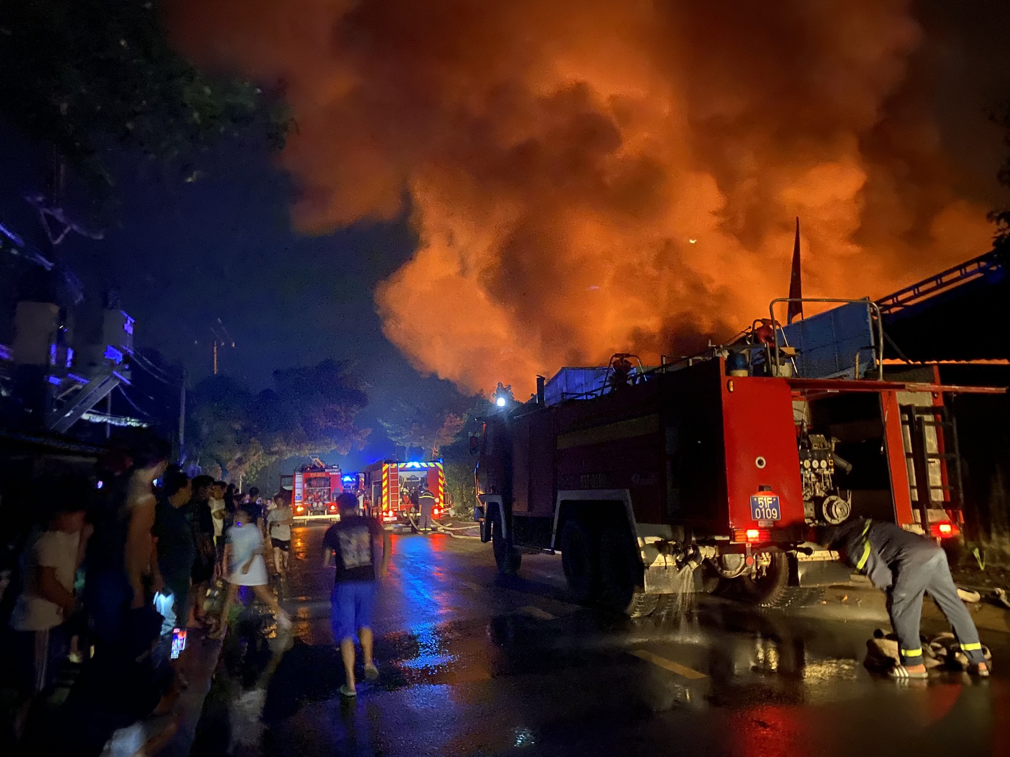Xưởng gỗ rộng khoảng 1.000m2 bốc cháy dữ dội ở TP.HCM, nhiều tài sản bị thiêu rụi - Ảnh 1.