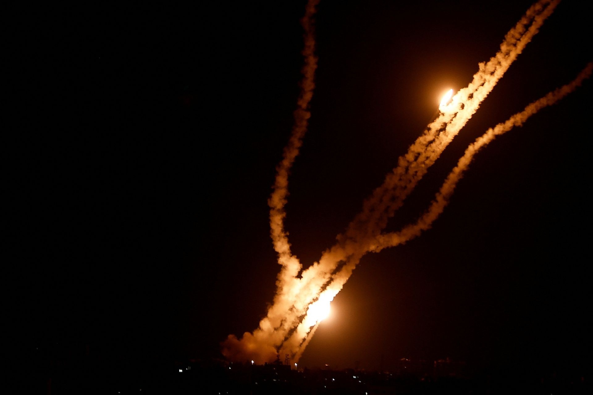 Cuộc sống người Israel đảo lộn hoàn toàn dưới &quot;mưa&quot; hỏa lực Hamas - Ảnh 3.