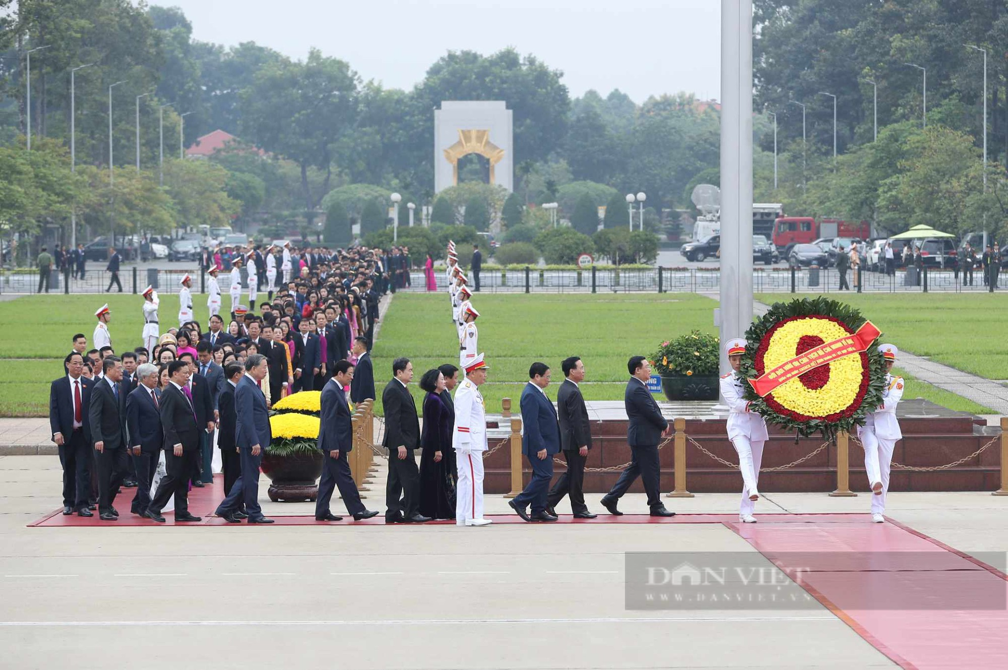 Lãnh đạo Đảng, Nhà nước viếng Chủ tịch Hồ Chí Minh trước giờ khai mạc Kỳ 6 Quốc hội khóa XV - Ảnh 1.