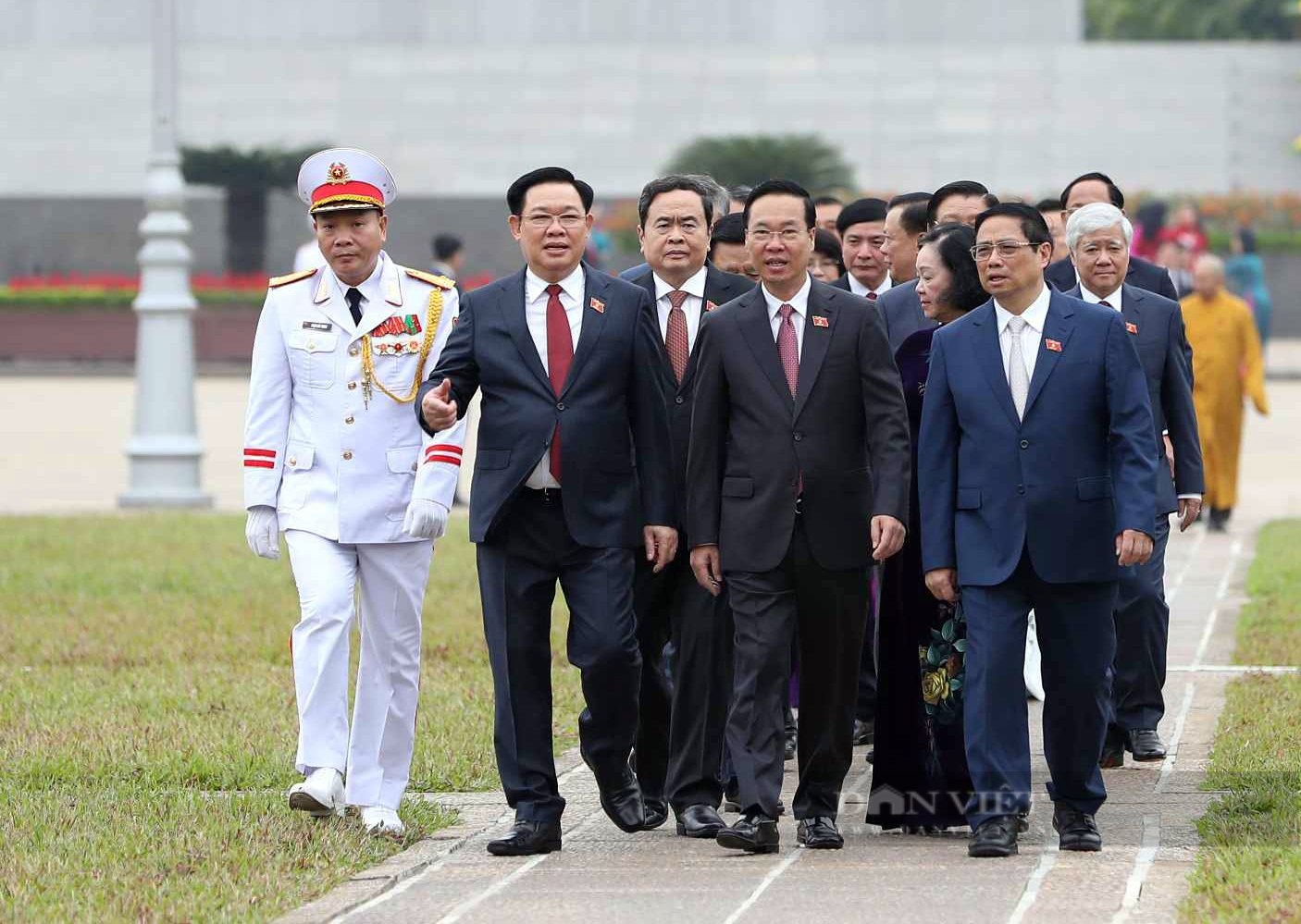 Lãnh đạo Đảng, Nhà nước viếng Chủ tịch Hồ Chí Minh trước giờ khai mạc Kỳ 6 Quốc hội khóa XV - Ảnh 4.