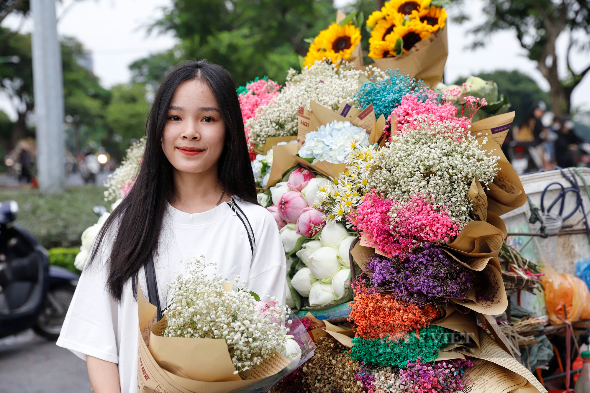 Loài hoa bông nhỏ li ti như hạt gạo với đủ sắc màu xuống phố Hà Nội với giá cao ngất ngưởng  - Ảnh 3.