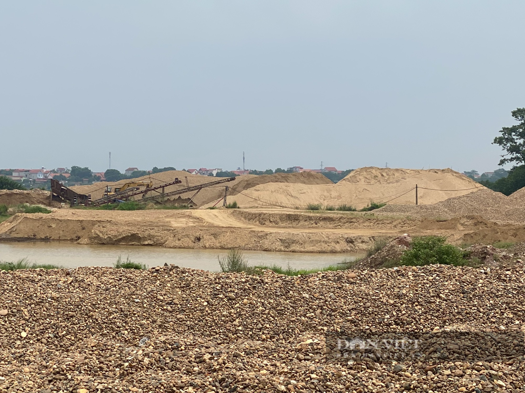 Bãi cát sỏi, vật liệu xây dựng “khổng lồ” nằm ngay ven sông Hồng - Ảnh 4.
